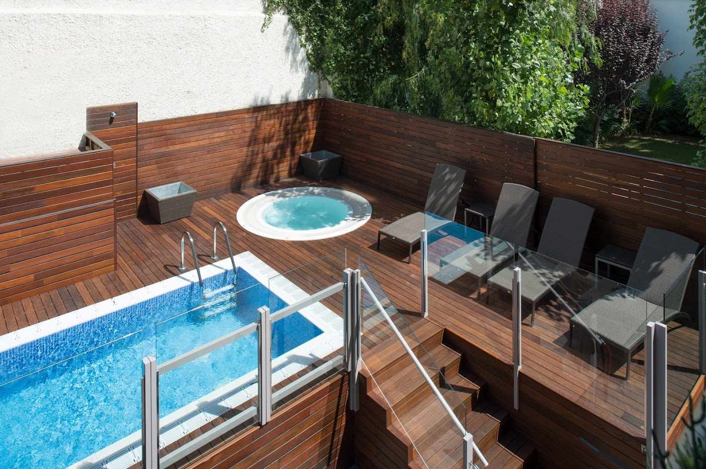 LiggingHet populaire hotel ligt slechts 4 km van het stadcentrum van Barcalona. Tal van winkel- en amusementsmogelijkheden alsmede de mooiste bezienswaardigheden zijn gemakkelijk te voet of met het openbaar vervoer te bereiken. HotelfaciliteitenHet hotel biedt op 7 verdiepingen 5 eenpersoons- en 63 tweepersoonskamers die met een lift bereikbaar zijn. Meertalig personeel achter de 24-uurs receptie in de ontvangstruimte is graag bij alle vragen behulpzaam. Tot de faciliteiten van het hotel behoren een kluis en een wisselkantoor. In de openbare ruimtes is Wi-Fi verkrijgbaar. De tourdesk biedt ondersteuning bij het boeken van excursies. Het verblijf beschikt over meerdere voor gehandicapten toegankelijke vrijetijdsbestedingen. Rolstoelvriendelijke faciliteiten zijn beschikbaar. Er zijn winkels die tot rondneuzen en flaneren uitnodigen. Tot de overige voorzieningen van het hotel behoort een krantenkiosk. De gasten die met de auto komen