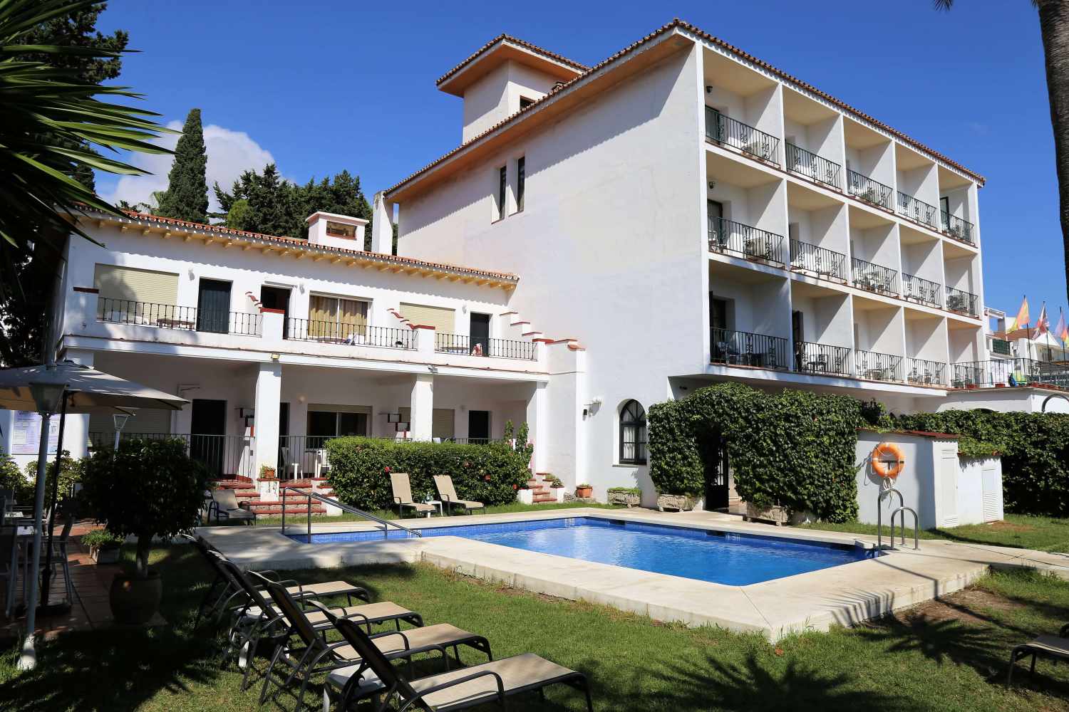 LiggingHotel Arcos de Montemar ligt in de wijk Carihuela in Torremolinos aan de Costa del Sol