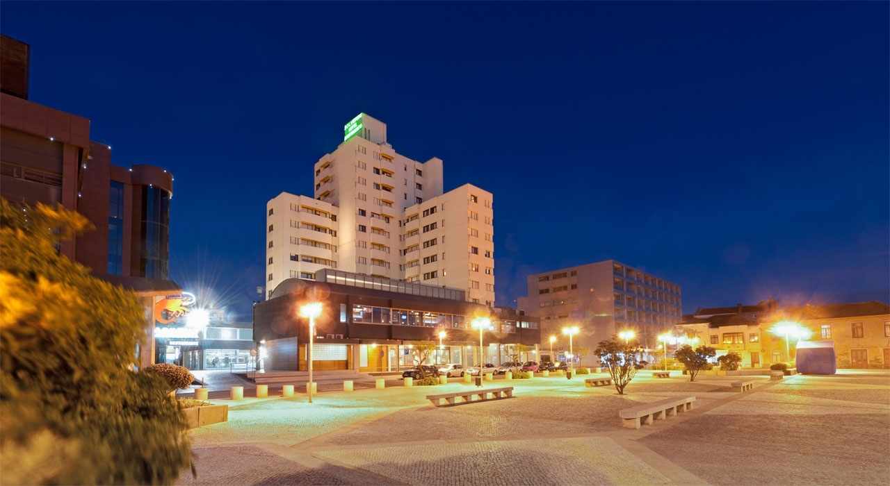 LiggingDit attractieve appartementencomplex ligt direct aan een uitnodigend strand aan de turkooisblauwe zee. De stad Espinho