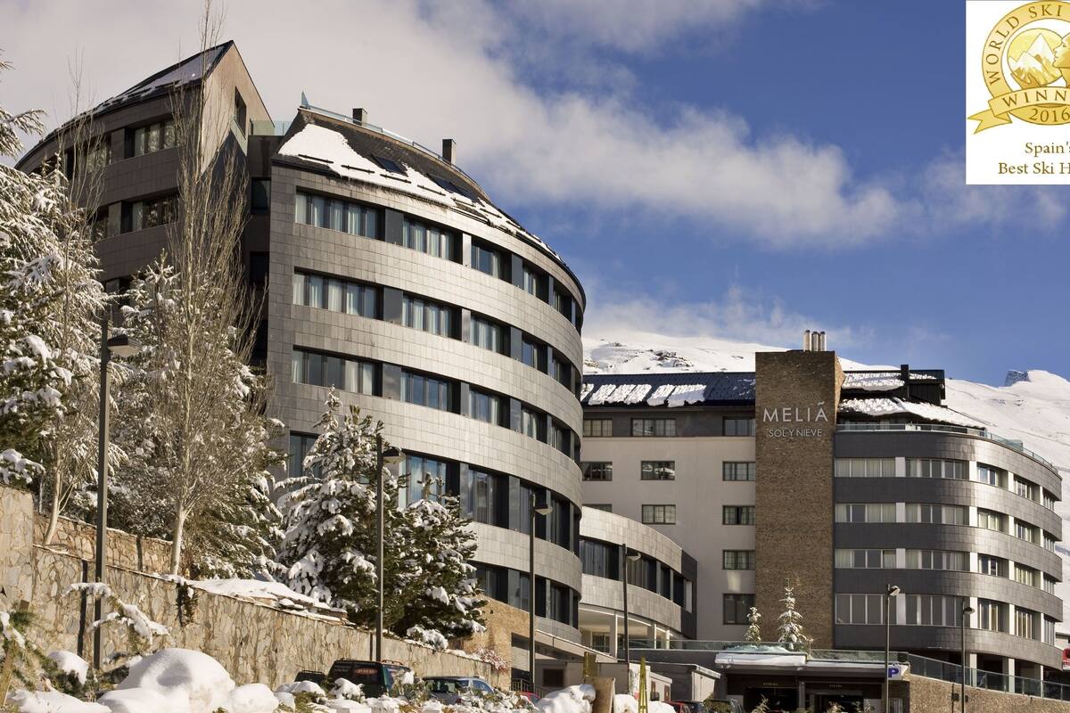 LiggingMeliá Sol y Nieve ligt in het centrum van het skigebied Sierra Nevada