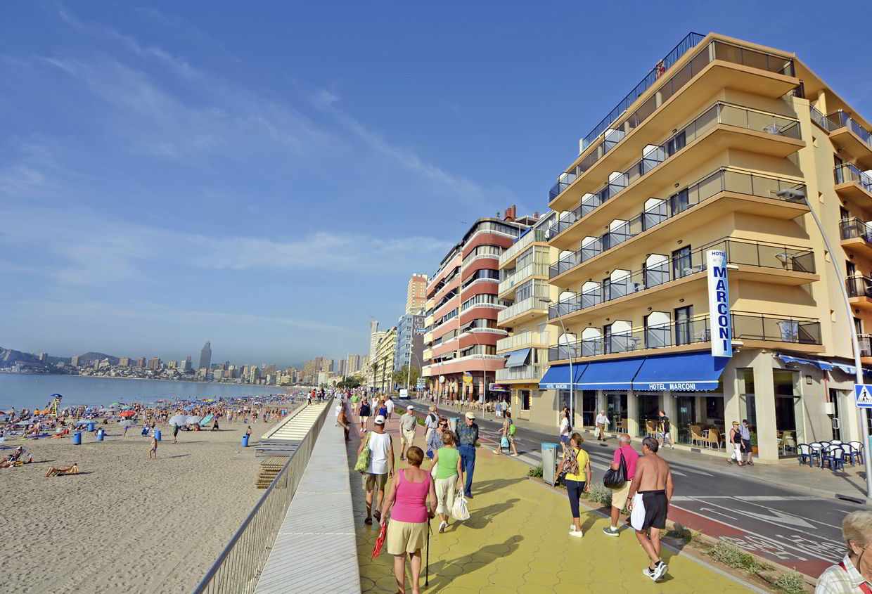 LiggingHotel Marconi bevindt zich aan de voorzijde van het Poniente-strand in Benidorm