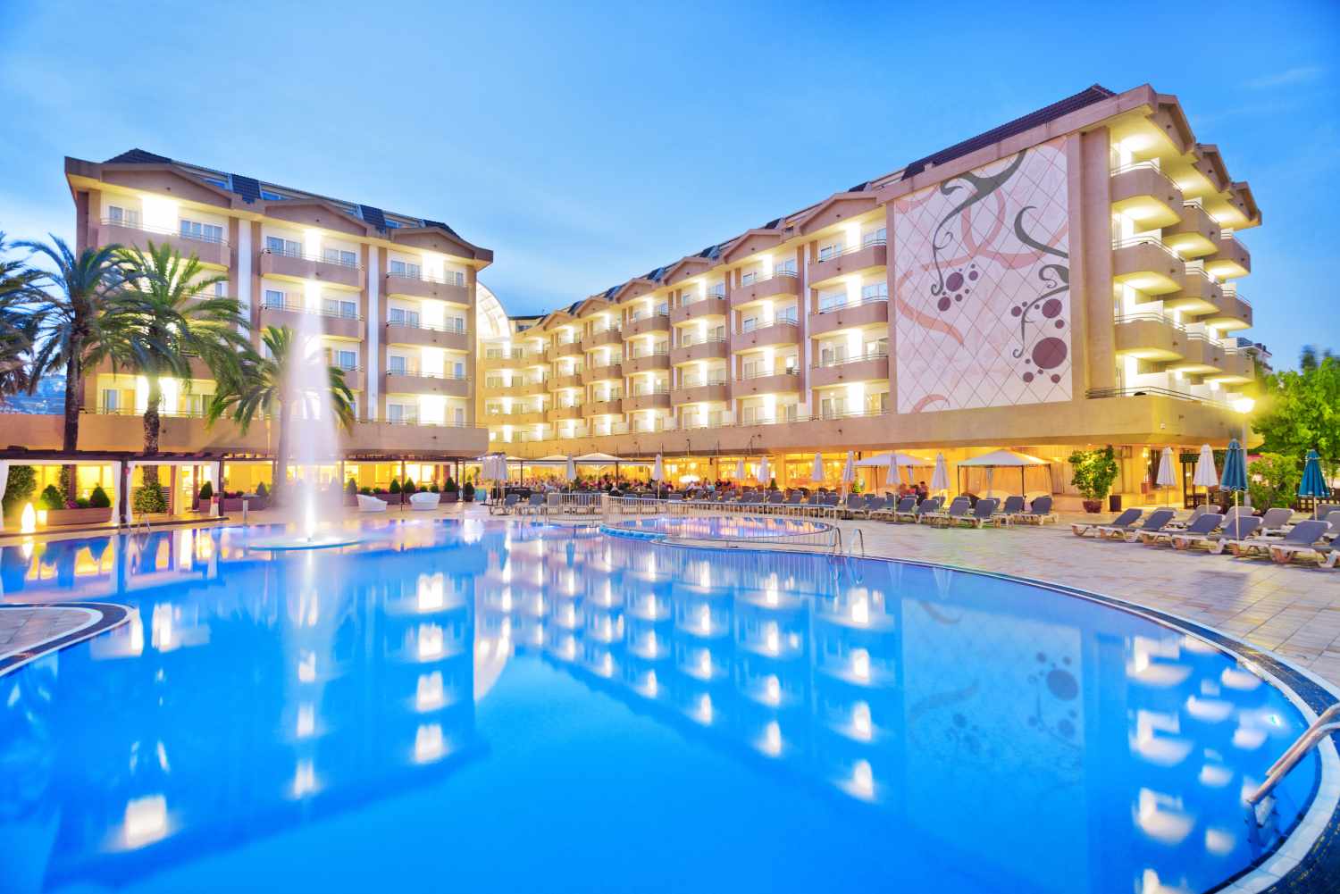 LiggingDit hotel bevindt zich midden in een wonderschone tuin in de hotelzone van Santa Susanna. Deze plaats behoort tot de kust strook van Maresme en biedt een 2 kilometer lang en grof korrelig zandstrand. Het hotel ligt aan een oeverstraat