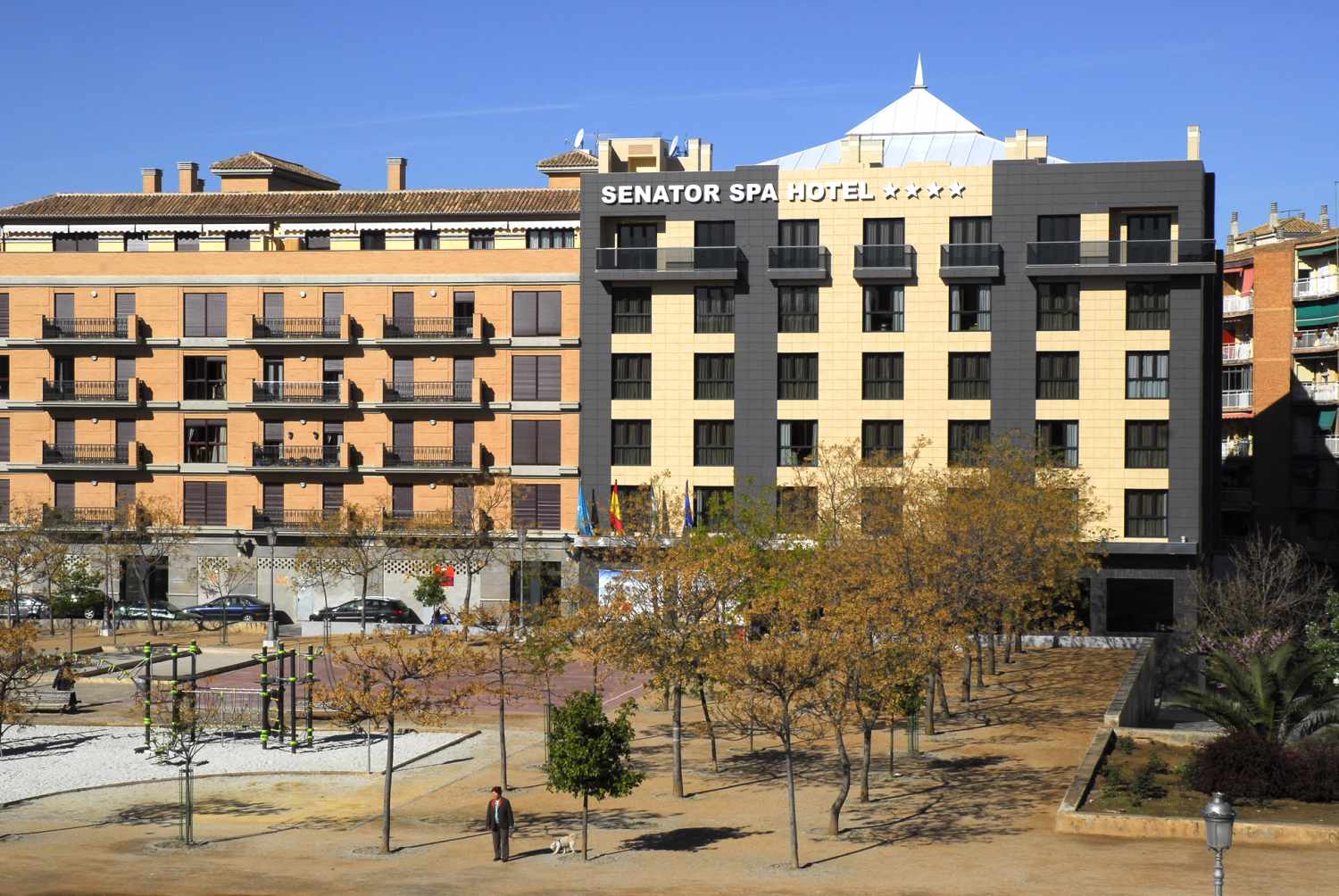 LiggingHet stadshotel ligt op circa 800 m van het bruisende toeristische centrum van Granada. De eerstvolgende winkelmogelijkheden bereiken de gasten na ongeveer 800 m. HotelfaciliteitenHet hotel beschikt over 83 kamers en over een lift. Het vriendelijke personeel aan de receptie is graag bij alle vragen behulpzaam. Service zoals een bagagedepot