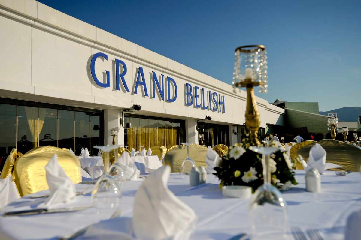 LiggingGrand Belish Resort & Spa ligt direct aan een privéstrand. Het levendige centrum van Kusadasi ligt op ongeveer 15 kilometer afstand HotelfaciliteitenVoor ontspanning is er een zwembad met zonneterras en ligweide