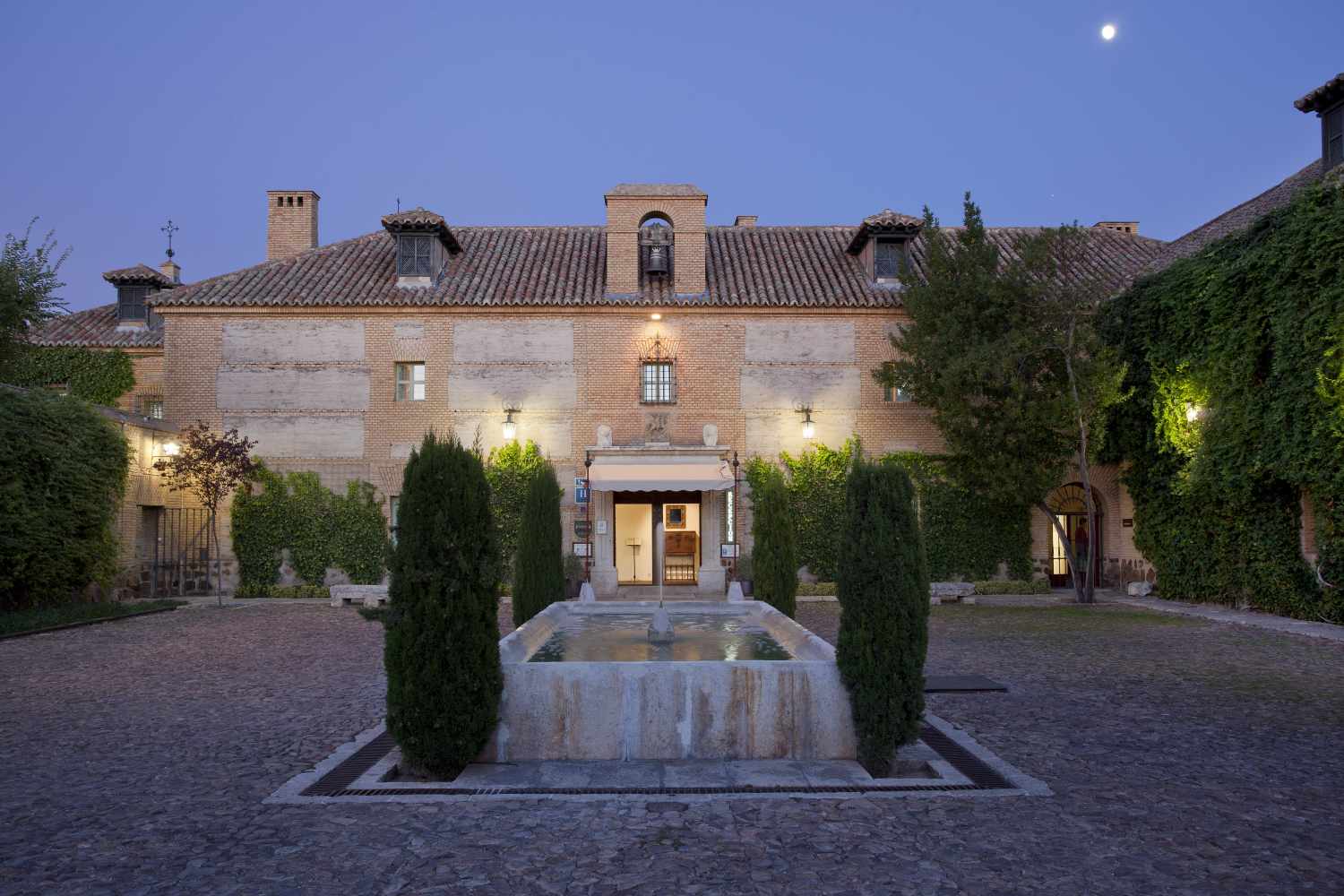 LiggingHet hotel ligt op 5 minuten van het centrum van Almagro. De bus- en treinstations bevinden zich eveneens in de buurt van het hotel. HotelfaciliteitenHet hotel met een lift beschikt over 3 junior suites en 51 tweepersoonskamers. Het meertalig personeel bij de receptie in de ontvangsthal is hulpvaardig bij het in- en uitchecken. Tot de faciliteiten van het verblijf behoren een bagagedepot