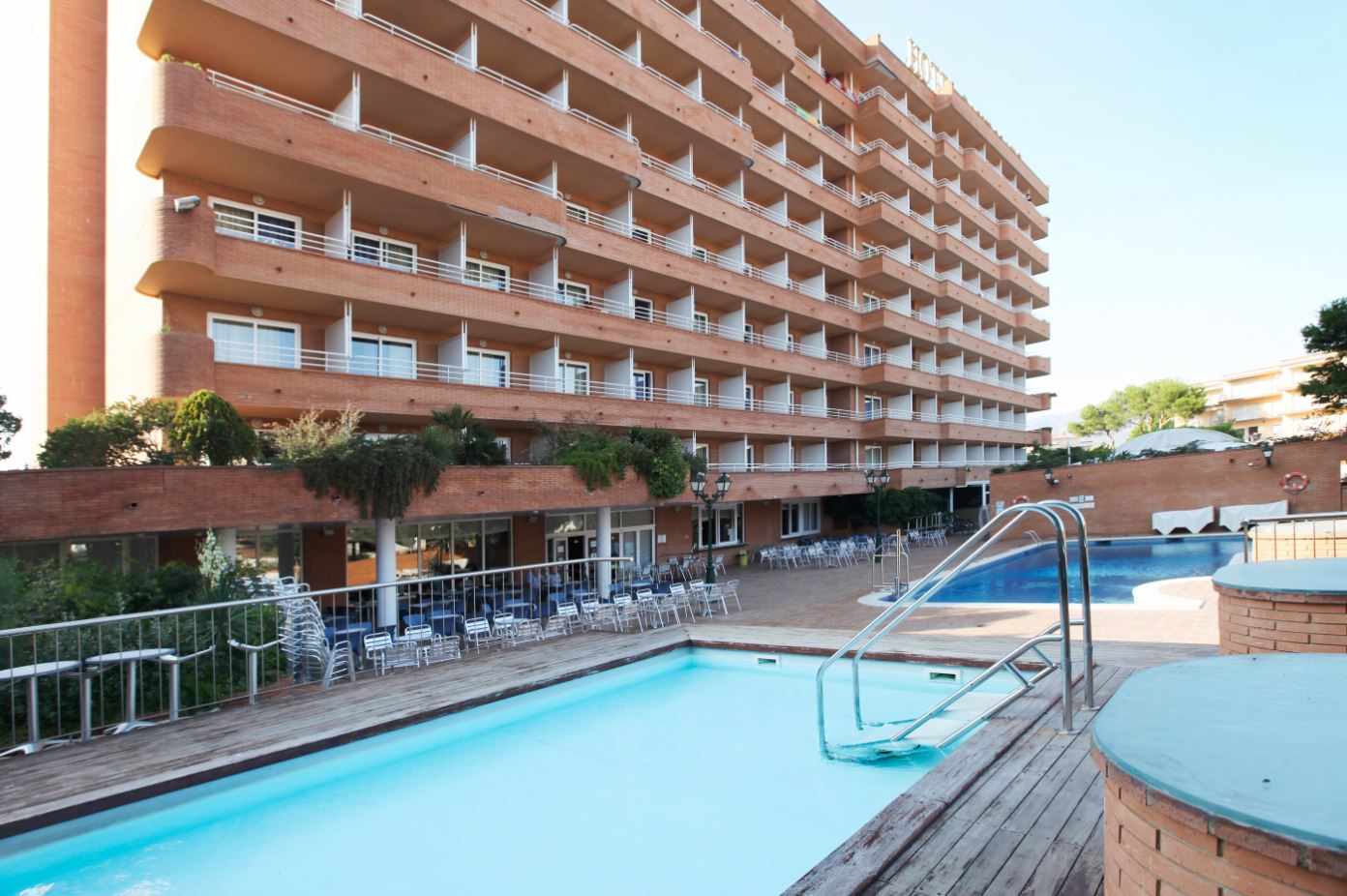 LiggingHet zandstrand is slechts ca. 150 meter van het hotel verwijderd. De binnenstad van Rosas is ongeveer 2 kilometer van het hotel verwijderd. Openbaar vervoer bevindt zich direct voor het hotel.HotelfaciliteitenHet hotel beschikt over 2 buitenzwembaden. Tot de overige faciliteiten van het hotel behoren een 24-uurs receptie met meertalig personeel