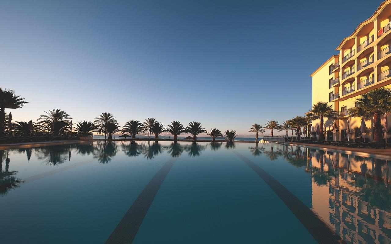 LiggingDit hotel in Santa Cruz ligt direct aan zee. Funchal is slechts 15 minuten verwijderd