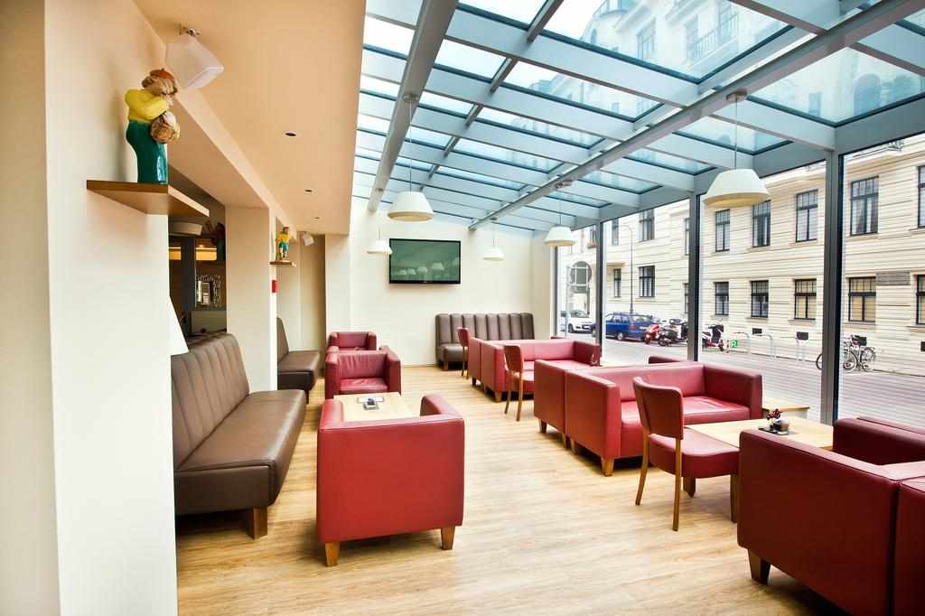 LiggingDit hotel bevindt zich direct in het centrum van Wenen. HotelfaciliteitenHet verblijf met een lift beschikt over 81 kamers. Het vriendelijke personeel aan de receptie is graag bij alle vragen behulpzaam. Een bagagedepot en een kluis behoren tot de faciliteiten van het hotel. In het hotel is Wi-Fi verkrijgbaar. De tourdesk biedt ondersteuning bij het boeken van excursies. Het verblijf beschikt over meerdere voor gehandicapten toegankelijke vrijetijdsbestedingen. Het hotel beschikt over faciliteiten voor rolstoelgebruikers. Buiten biedt een tuin extra ruimte voor ontspanning en recreatie. Tot de overige voorzieningen van het hotel behoort een tv-ruimte. De gasten die met de auto komen