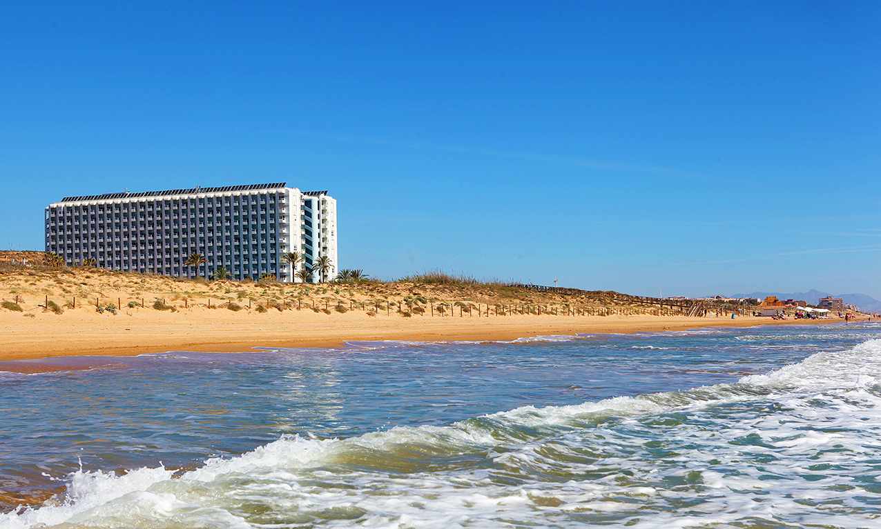 LiggingHet hotel ligt direct aan zee in Guardamar del Segura