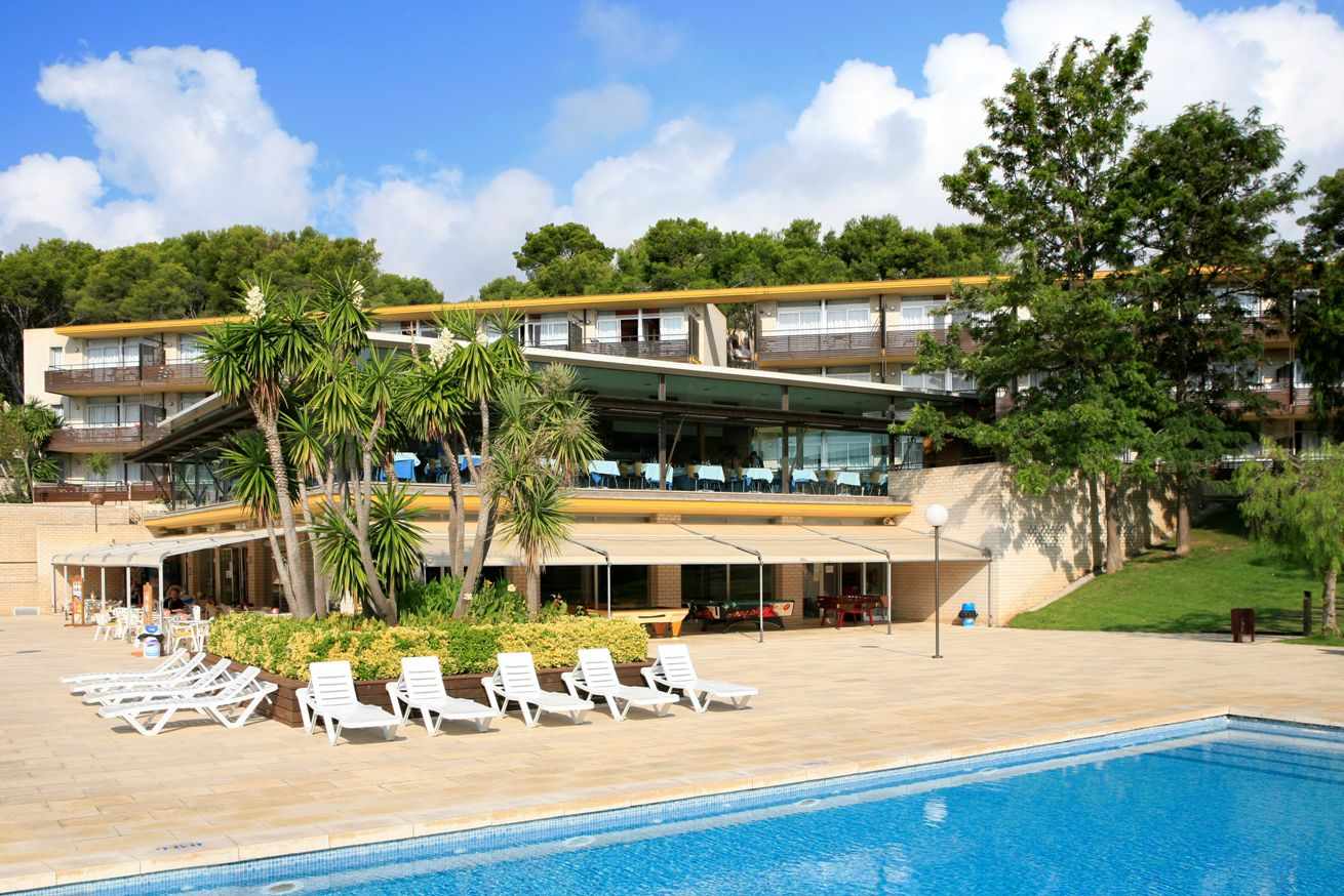 LiggingHet hotel ligt op ca. 150 meter van het strand het is slechts 800 meter naar het centrum van Platja d'Aro.  HotelfaciliteitenHet aparthotel beschikt over een buitenzwembad met zonneterras