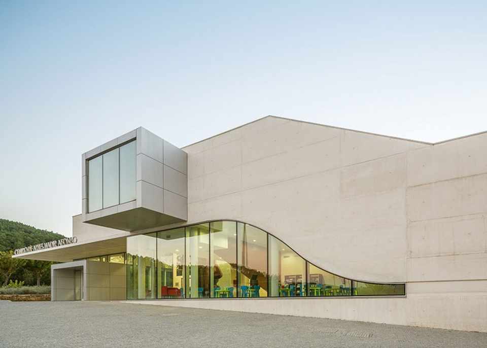 LiggingHet hotel is schitterend gelegen aan de oever van de rivier de Tua