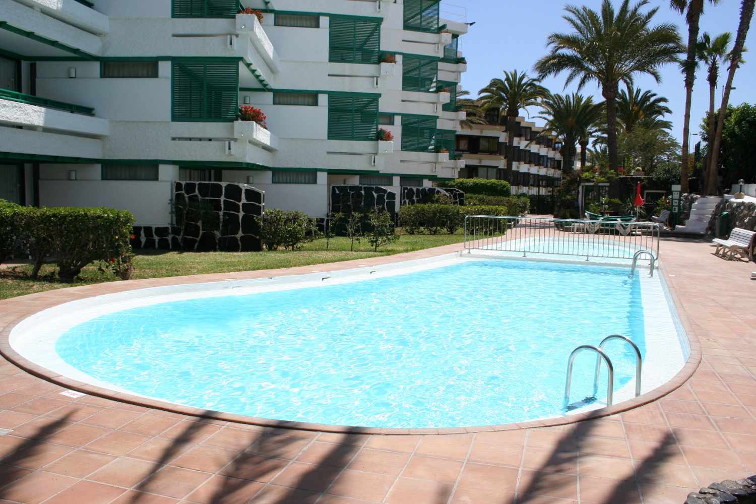 LiggingDit gezellige appartementencomplex ligt in het hart van Playa del Inglés