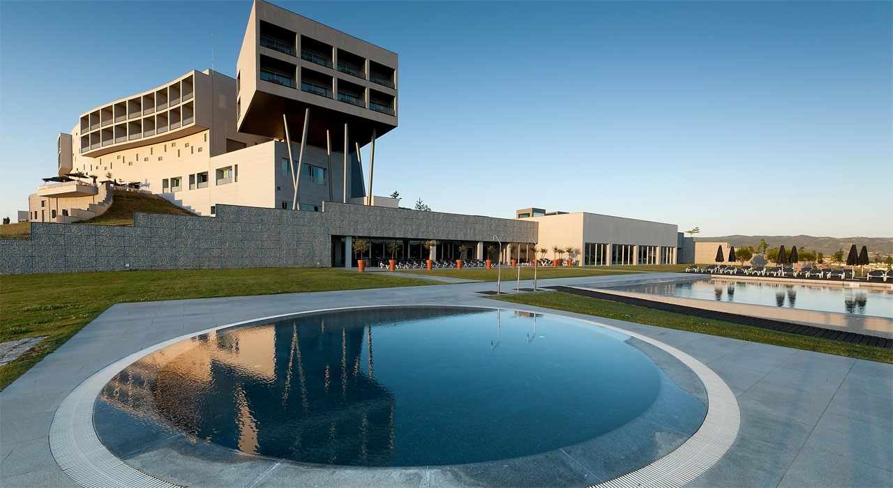 LiggingDit charmante casino-/resorthotel biedt een schitterend uitzicht op de stad en het landschap. Het is kalm en ontspannen gelegen op slechts 5 minuten autorijden van het historische centrum van Chaves. Restaurants