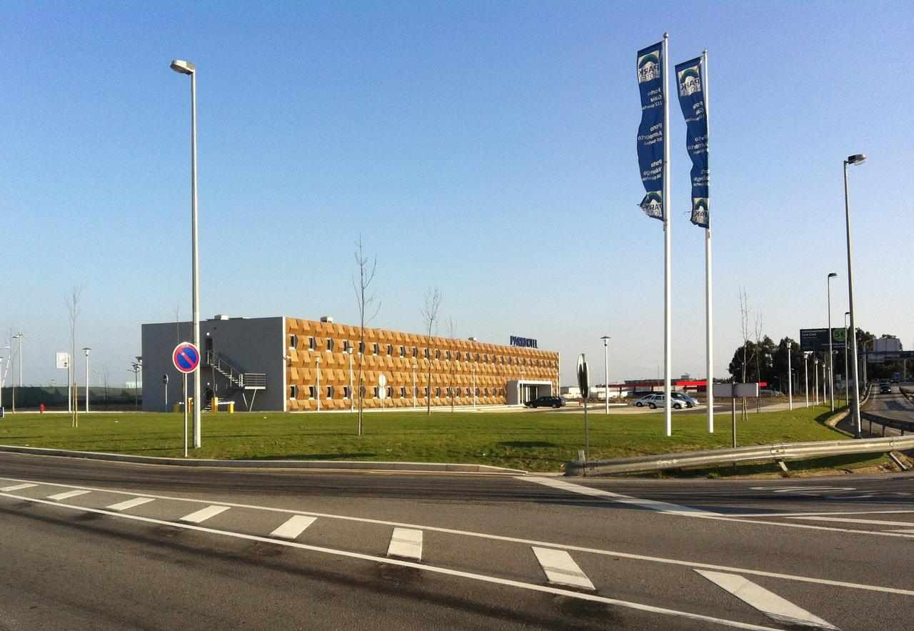 LiggingPark Hotel Porto Aeroporto ligt op slechts 3 minuten lopen van de internationale luchthaven Francisco Sá Carneiro in Porto. Dankzij de gunstige ligging is het hotel ook een handige uitvalsbasis om snel het centrum van Porto of Maia te bereiken. HotelfaciliteitenIn de openbare ruimtes is gratis wifi beschikbaar. De tourdesk helpt je graag bij het boeken van excursies of het plannen van activiteiten in Porto en omgeving. Het hotel is rolstoeltoegankelijk en beschikt over aangepaste faciliteiten voor gasten met beperkte mobiliteit. Voor ontspanning zijn er een tuin en een tv-ruimte beschikbaar. Daarnaast beschikt het hotel over een kleine bioscoopzaal