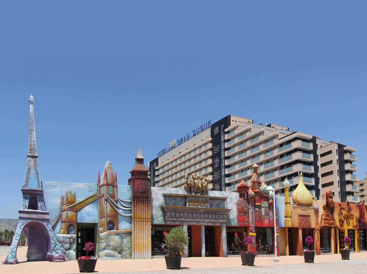 LiggingHet hotel ligt ongeveer 300 meter van het strand en op ongeveer 200 meter van het kuuroord. HotelfaciliteitenHet complex biedt op 11 verdiepingen 608 niet-rokerskamers