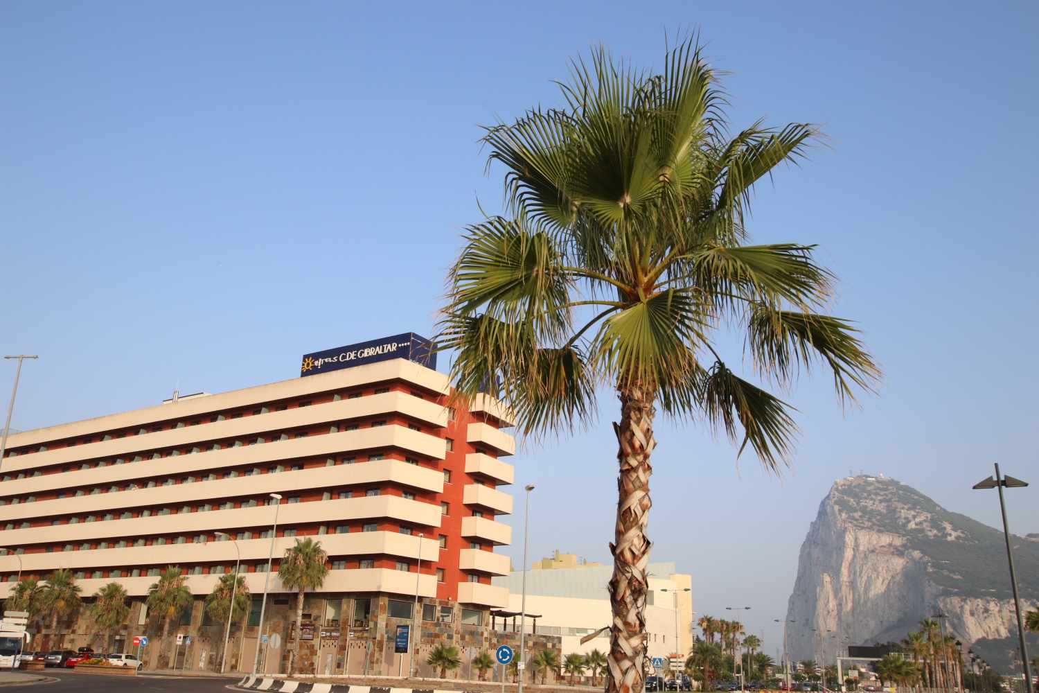 LiggingOhtels Campo de Gibraltar ligt direct aan de kust en op slechts enkele minuten lopen van het strand Playa de Santa Bárbara. Het hotel bevindt zich dichtbij het centrum van de stad en op korte afstand van de grens met Gibraltar. HotelfaciliteitenEr is een buiten zwembad met ligbedden. De 24-uursreceptie staat klaar voor informatie