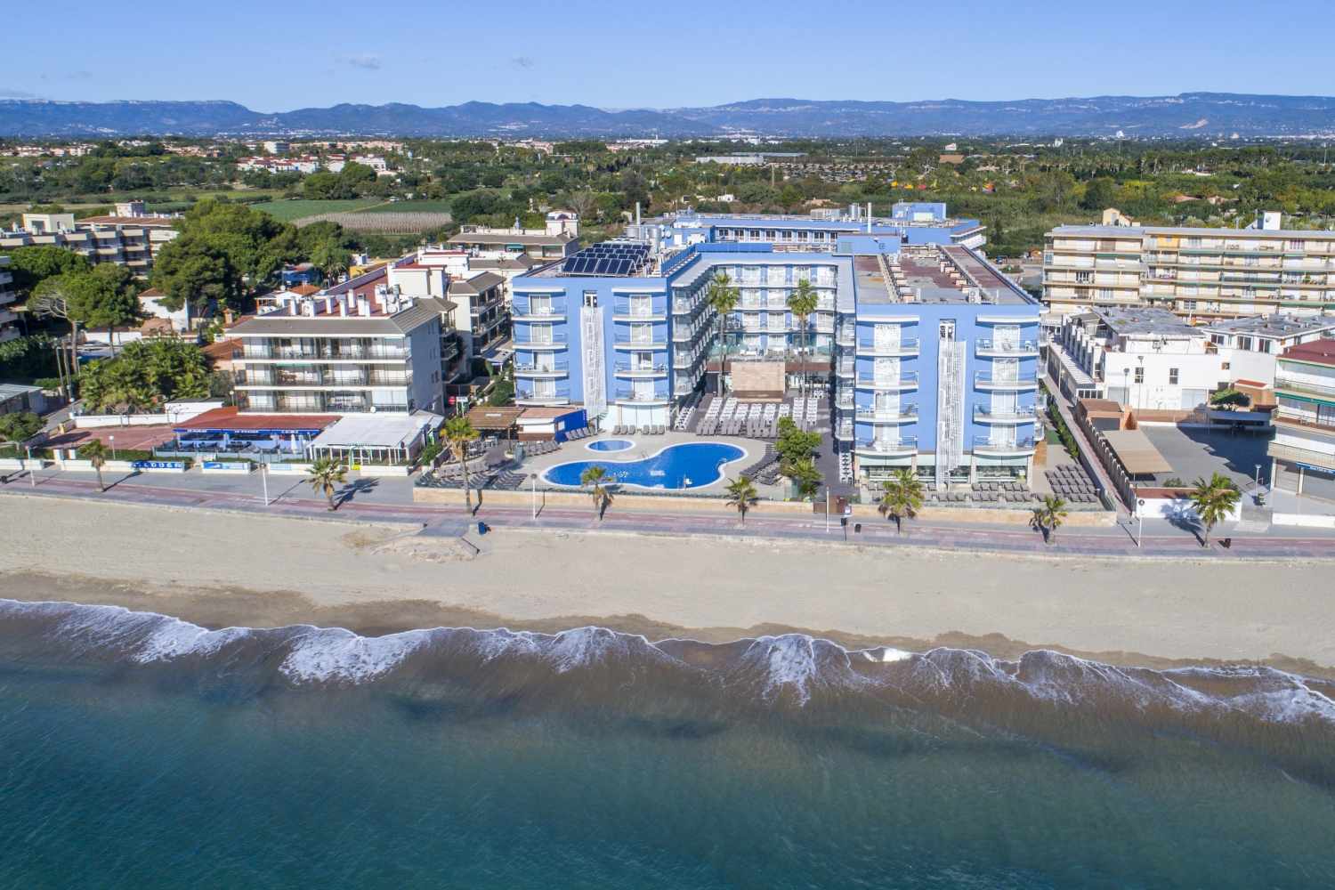 LiggingHotel Augustus ligt direct aan het brede zandstrand van Cambrils