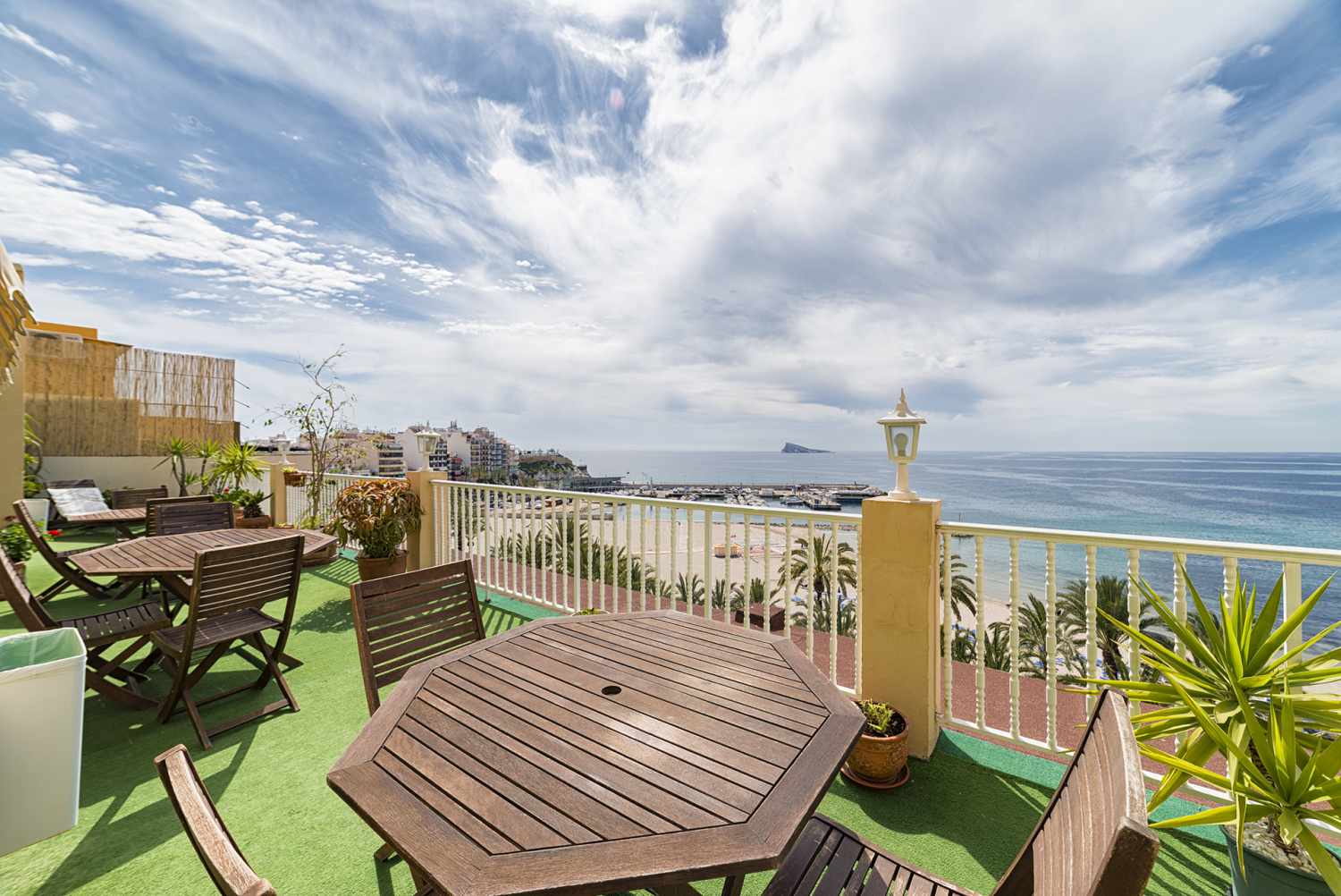 LiggingHotel Montemar bevindt zich op slechts 30 meter van het Poniente-strand in Benidorm