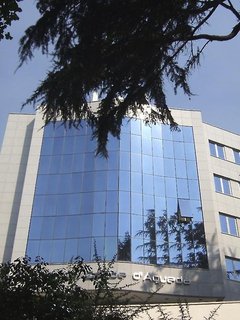 LiggingDit hotel ligt in het historische centrum van de stad Águeda. Het ligt op 25 minuten van de stad Aveiro en de bijbehorende stranden. De bergrug Serra do Caramulo is ook in 25 minuten te bereiken. Het is ongeveer 85 kilometer naar de luchthaven Porto. HotelfaciliteitenHet hotel biedt op 5 verdiepingen 28 niet-rokerskamers en 27 eenpersoonskamers die met een lift bereikbaar zijn. De receptie is 24 uur per dag geopend. Tot het serviceaanbod behoren een bagagedepot