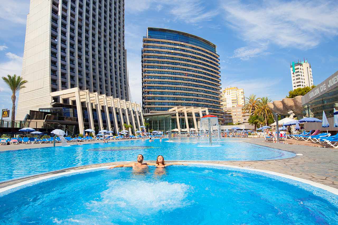 LiggingGran Hotel Bali is gelegen in de rustige wijk La Cala van Benidorm