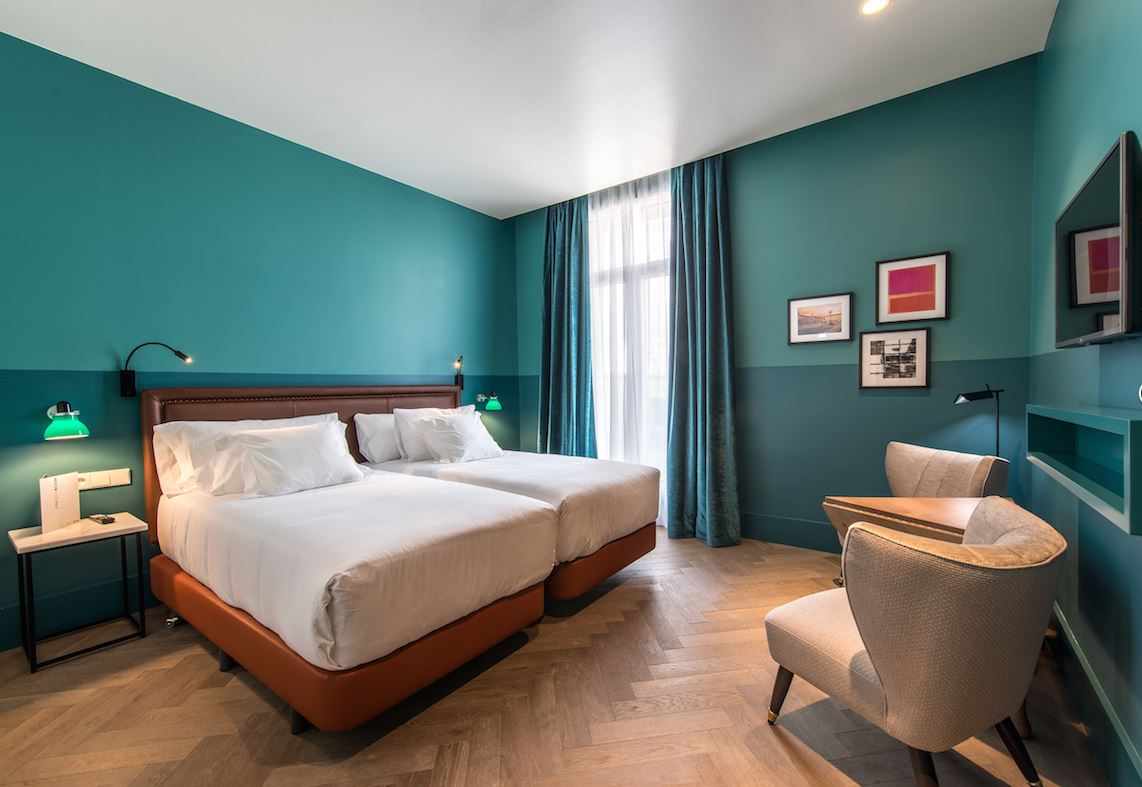 LiggingDit hotel bevindt zich midden in het centrum van Madrid. HotelfaciliteitenHet vriendelijke personeel aan de receptie is graag bij alle vragen behulpzaam. Een bagagedepot en een kluis behoren tot de faciliteiten van het verblijf. Via Wi-Fi hebben de gasten toegang tot het internet. De tourdesk biedt ondersteuning bij het boeken van excursies. Het hotel beschikt over meerdere voor gehandicapten toegankelijke vrijetijdsbestedingen. Het hotel beschikt over faciliteiten voor rolstoelgebruikers en een lift. Een supermarkt en andere winkels zijn voorhanden om heerlijk te winkelen of te flaneren. Tot de overige voorzieningen van het verblijf behoren een krantenkiosk