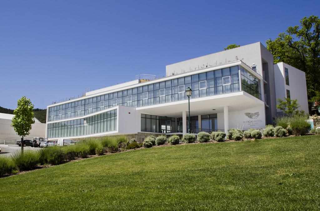 LiggingDit hotel ligt direct in het hart van Boticas. HotelfaciliteitenHet vriendelijke personeel aan de receptie is graag bij alle vragen behulpzaam. Service zoals een bagagedepot en een kluis draagt bij tot een comfortabel verblijf. In het hotel is Wi-Fi verkrijgbaar. De tourdesk biedt ondersteuning bij het boeken van excursies. Het verblijf beschikt over een aantal voor gehandicapten toegankelijke voorzieningen. Een lift en faciliteiten voor rolstoelgebruikers zijn voorhanden. Voor gemoedelijke stemmingen zorgt een open haard. Een supermarkt en andere winkels zijn voorhanden om heerlijk te winkelen of te flaneren. Op het terrein van het hotel bevinden zich een mooie tuin en een fraaie speelplaats. Tot de overige voorzieningen van het hotel behoren een tv-ruimte