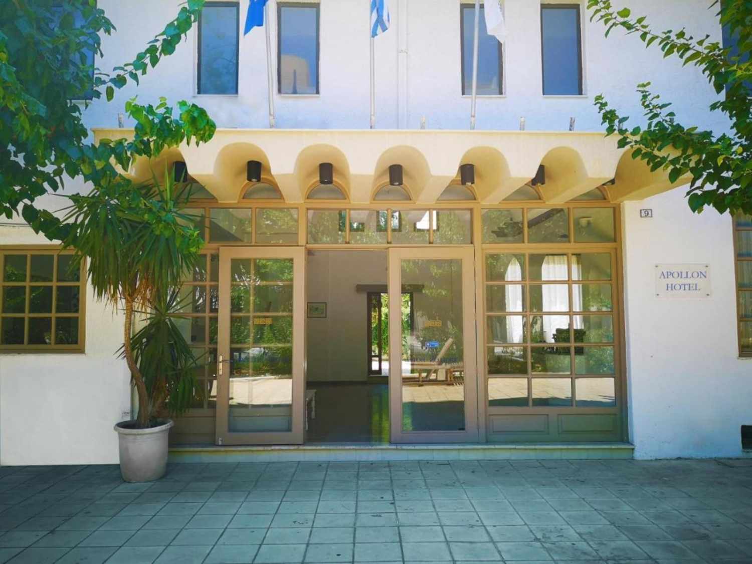 LiggingDit hotel is ideaal voor volwassenen die in de vakantie onder elkaar willen zijn en ligt direct in het hart van Agios Nikolaos. HotelfaciliteitenDit hotel beschikt over een lift en een receptie. Tot de faciliteiten van het verblijf behoren een bagagedepot en een kluis. In het hotel is Wi-Fi kosteloos verkrijgbaar. De tourdesk biedt ondersteuning bij het boeken van excursies. Een supermarkt en andere winkels zijn voorhanden om heerlijk te winkelen of te flaneren. Buiten biedt een tuin extra ruimte voor ontspanning en recreatie. Tot de overige voorzieningen van het hotel behoren een tv-ruimte en een bibliotheek. Desgewenst beschikken de reizigers over parkeerplaatsen. Tot de aangeboden diensten horen een 24-uurs beveiligingsdienst