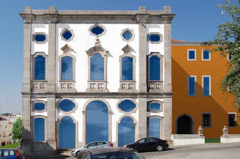 LiggingDit hotel bevindt zich direct in het centrum van Elvas. HotelfaciliteitenHet vriendelijke personeel aan de receptie is graag bij alle vragen behulpzaam. Een bagagedepot en een kluis behoren tot de faciliteiten van het verblijf. In de openbare ruimtes is Wi-Fi verkrijgbaar. Het hotel beschikt over faciliteiten voor rolstoelgebruikers en een lift. Er zijn ook winkels. Buiten biedt een tuin extra ruimte voor ontspanning en recreatie. Tot de overige voorzieningen van het hotel behoren een tv-ruimte en een bibliotheek. De gasten die met de auto komen