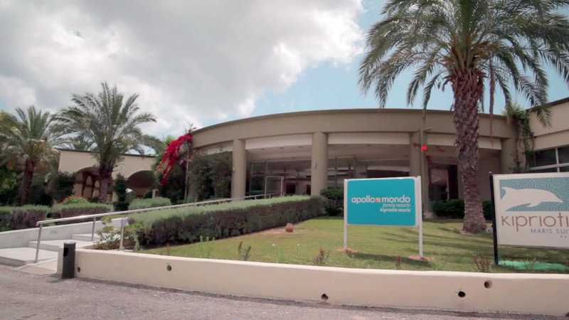 LiggingKosta Palace City Hotel ligt midden in het centrum van Kos-stad en kijkt uit over de haven met het 13e-eeuwse kasteel. Vanaf het hotel is er uitzicht op de traditionele houten schepen die in de haven liggen. Zowel het strand als het busstation bevinden zich op loopafstand. Dankzij de centrale ligging zijn winkels