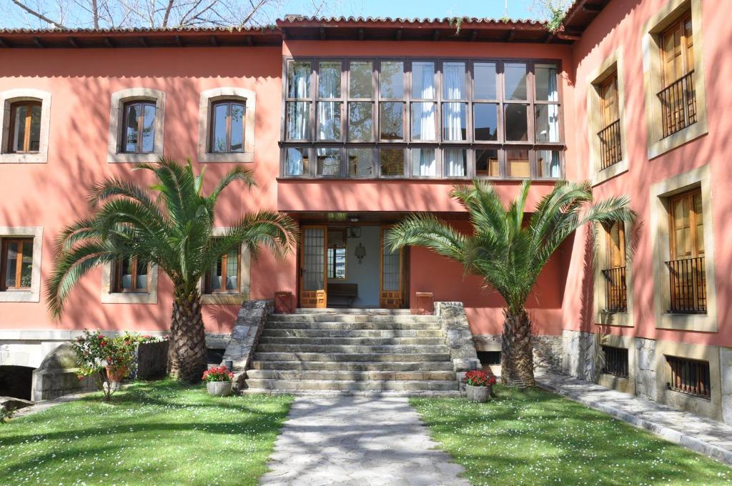 LiggingDit aantrekkelijke hotel is gelegen in het noordelijke district van Madrid. Het hotel wordt omringd door mooie tuinen en heeft daardoor een ontspannen atmosfeer. De luchthaven Madrid ligt op ongeveer 20 kilometer afstand van het hotel. HotelfaciliteitenVoor de gasten staan in een hoofdgebouw met 2 verdiepingen en in een 2 verdiepingen tellend bijgebouw 40 kamers