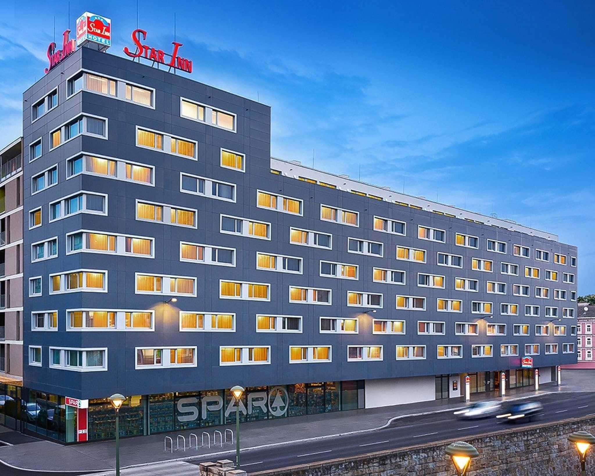 LiggingDit hotel ligt direct in het hart van Wenen. HotelfaciliteitenHet hotel beschikt over 283 kamers en over een lift. Het vriendelijke personeel aan de receptie is graag bij alle vragen behulpzaam. Het voorzieningenaanbod van het verblijf bevat een bagagedepot