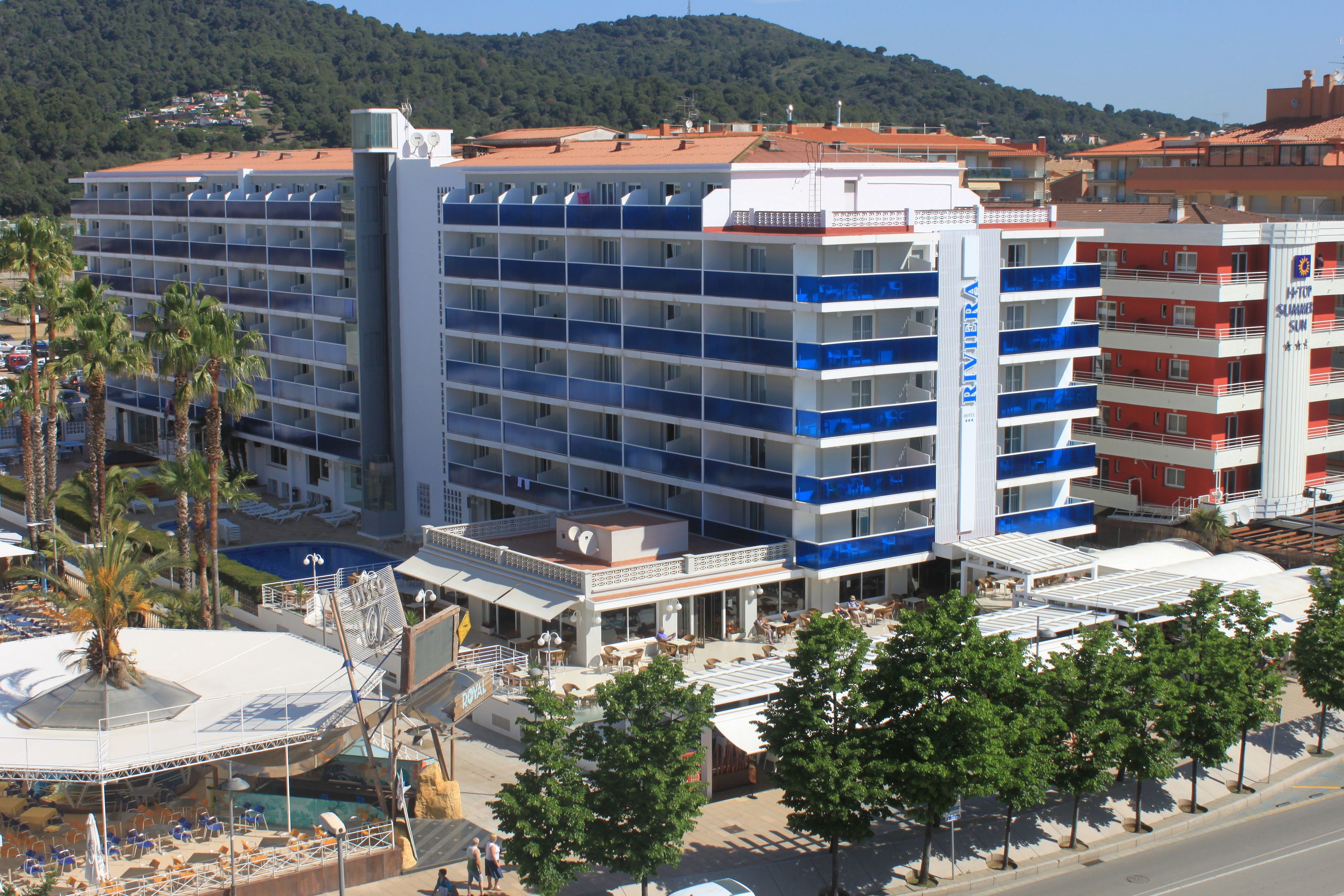 LiggingHotel Riviera ligt aan de levendige boulevard van Santa Susanna