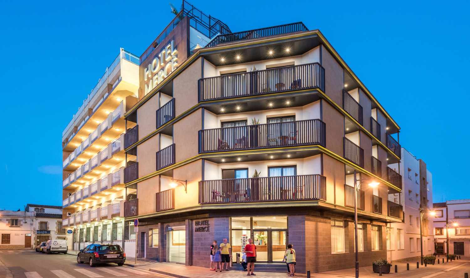 LiggingHet hotel ligt op ongeveer 600 meter van het strand en op ca. 250 meter van het centrum van Pineda. Daar vindt u winkels en mogelijkheden om u te vermaken. Een halte van het openbaar vervoer bevindt zich direct voor het hotel. De naburige plaatsen zijn Calella de la Costa en Malgrat del Mar.HotelfaciliteitenHet hotel biedt op 5 verdiepingen 10 eenpersoons- en 130 tweepersoonskamers die met een lift bereikbaar zijn. Het hotel is ingericht met een bagagedepot