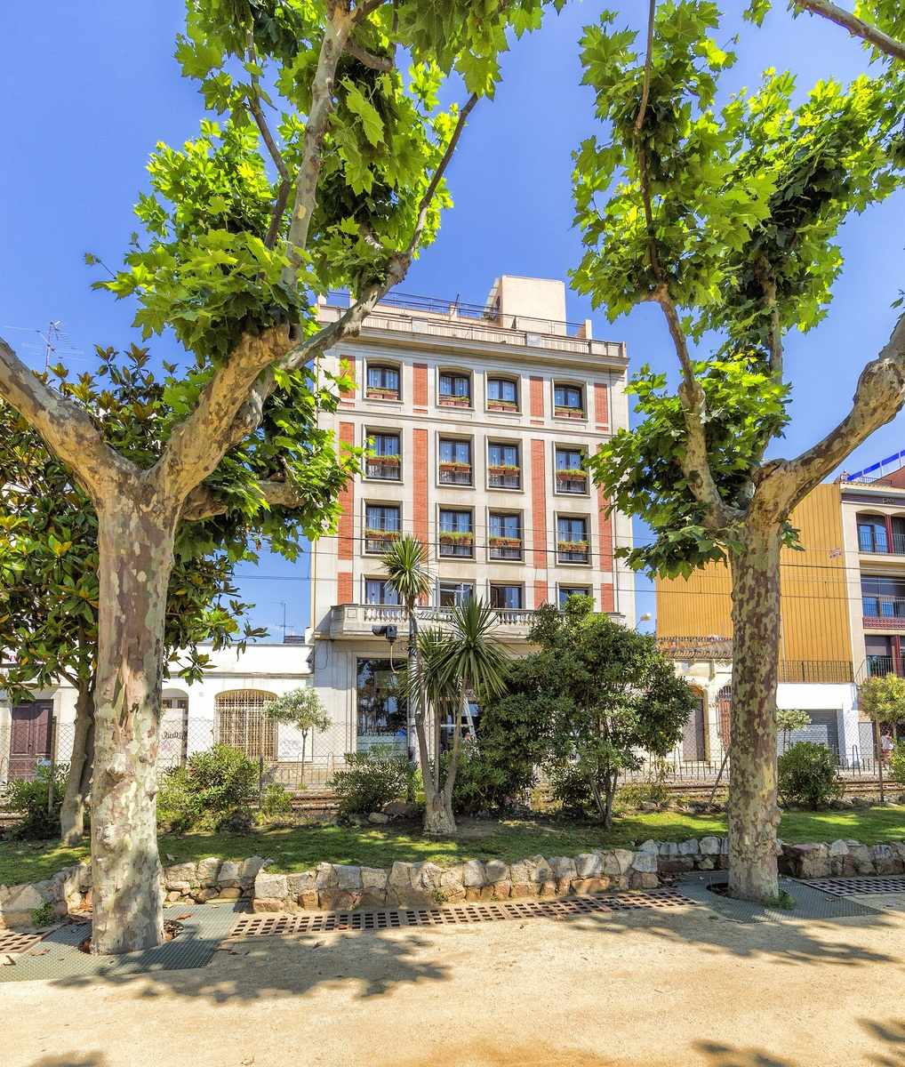 LiggingDit hotel heeft een uitstekende ligging en biedt adembenemende uitzichten over de kuststrook en de zandstranden van Calella. Het bevindt zich tussen de Middellandse Zee