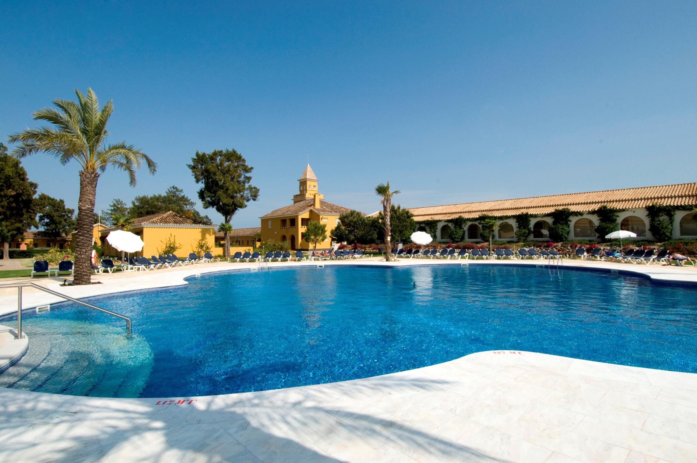 LiggingDit hotel ligt op ongeveer 4 km van het centrum van het plaatsje "Tavira" en is slechts 400 m van het zandstrand verwijderd. Op ongeveer 3 km afstand bevinden zich verschillende restaurants