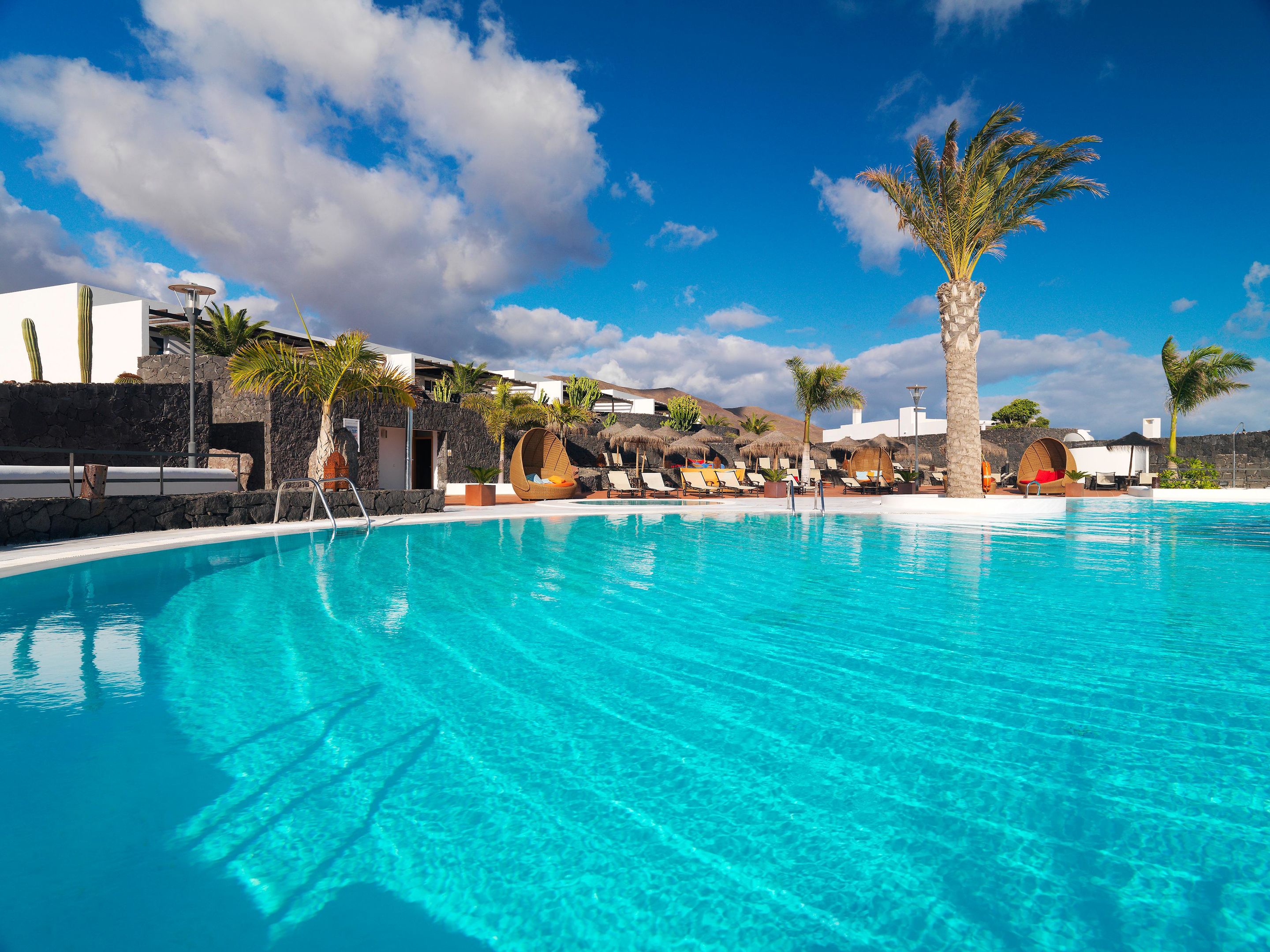 LiggingHotel Dream Bocayna Village ligt in het toeristische centrum van Las Coloradas