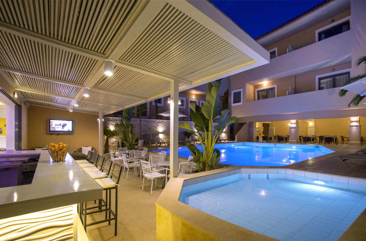 LiggingDit boetiekhotel verwelkomt de gasten in Plataniás en biedt in het bijzonder voor ouders met kinderen alle voorwaarden voor een aangenaam verblijf. HotelfaciliteitenHet vriendelijke personeel aan de receptie is graag bij alle vragen behulpzaam. Verschillende faciliteiten en diensten - zoals een bagagedepot