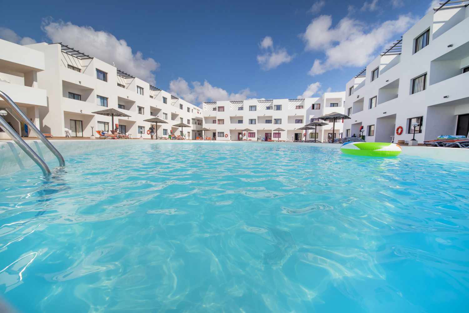 LiggingApartamentos Lanzarote Paradise ligt in het toeristische hart van Costa Teguise en bevindt zich op ongeveer 2 kilometer van het centrum. In de directe omgeving vindt u tal van winkels