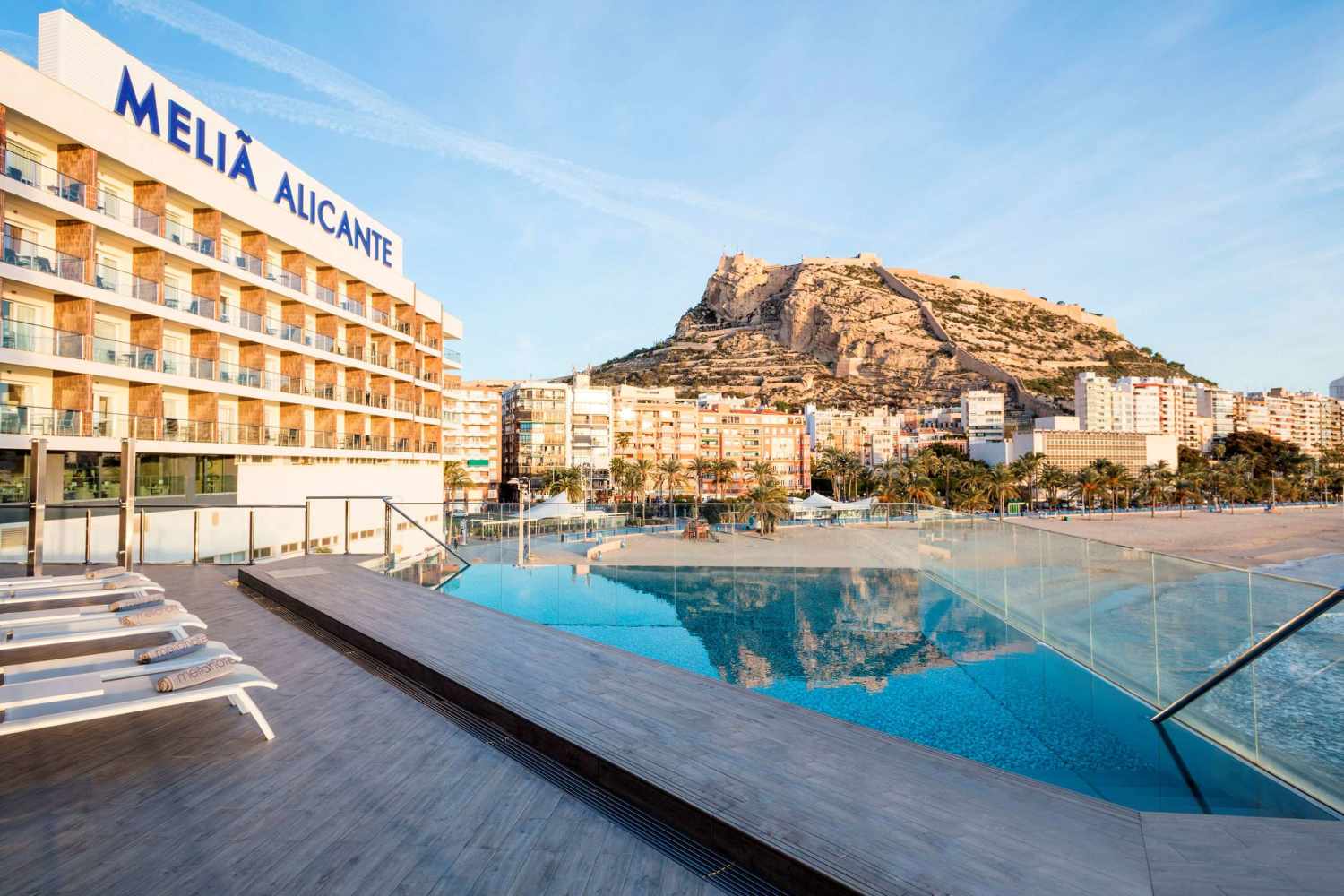 Ligging Meliá Alicante ligt direct aan het strand van Postiguet en biedt prachtig uitzicht op de Middellandse Zee. De ligging aan de Costa Blanca maakt het hotel ideaal voor reizigers die zon