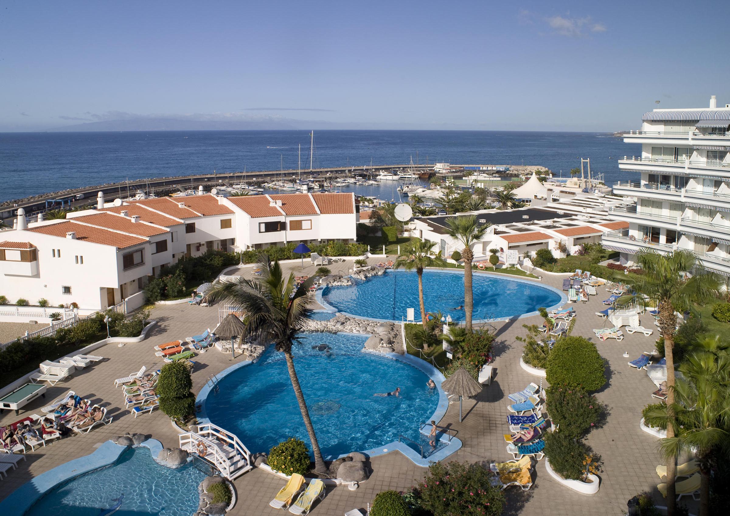 LiggingHet hotel ligt op slechts circa 200 meter van het strand en op ongeveer vijf minuten lopen van de jachthaven van Puerto Colón in de populaire badplaats Playa de las Américas. De centrale positie in het zuidwesten van Tenerife zorgt ervoor dat je zowel de zee
