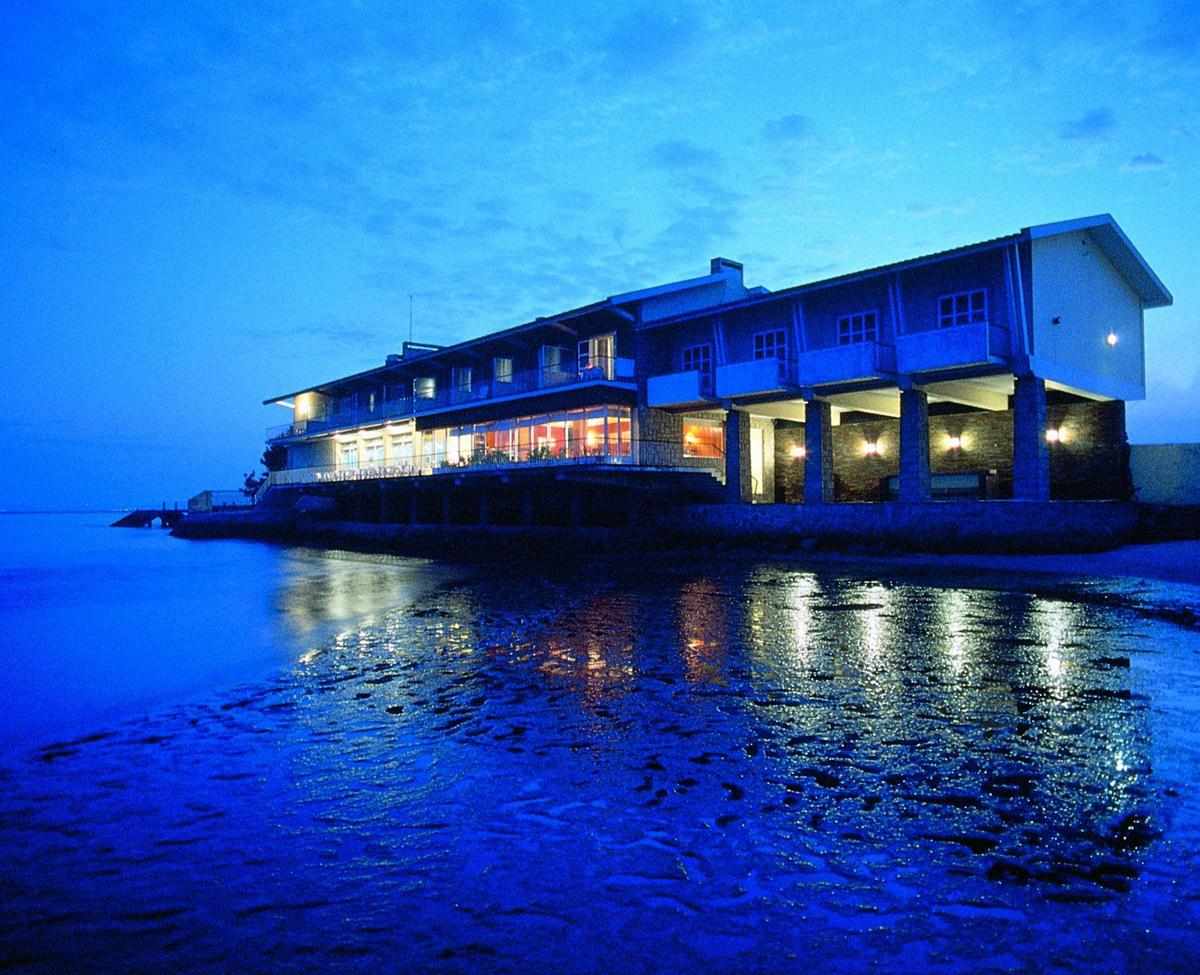 LiggingDit hotel is uniek gelegen in de landengte die Murtosa met de stranden van São Jacinto verbindt