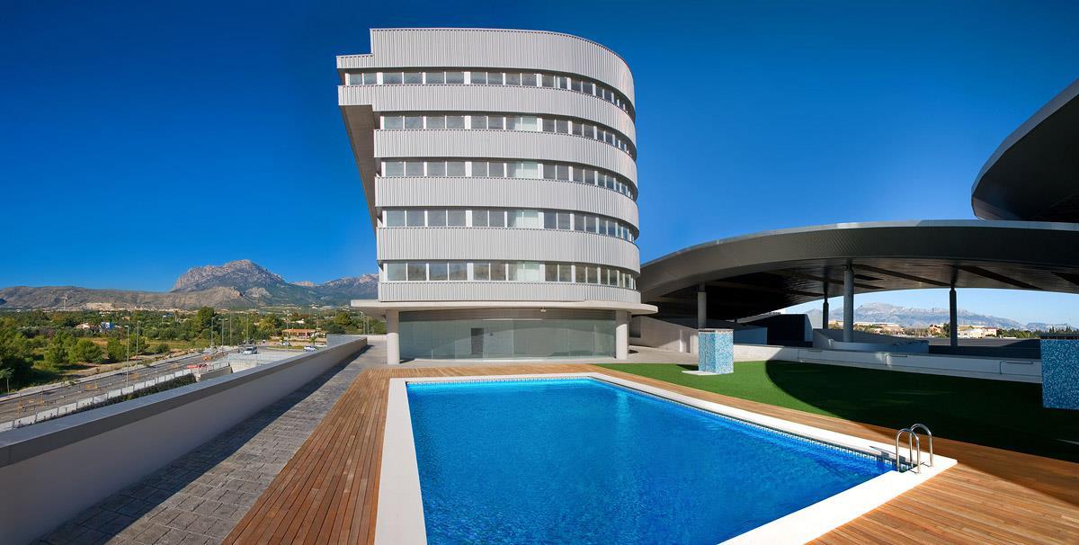 LiggingHotel La Estación is een modern 4-sterrenhotel gelegen in een rustige wijk van Benidorm