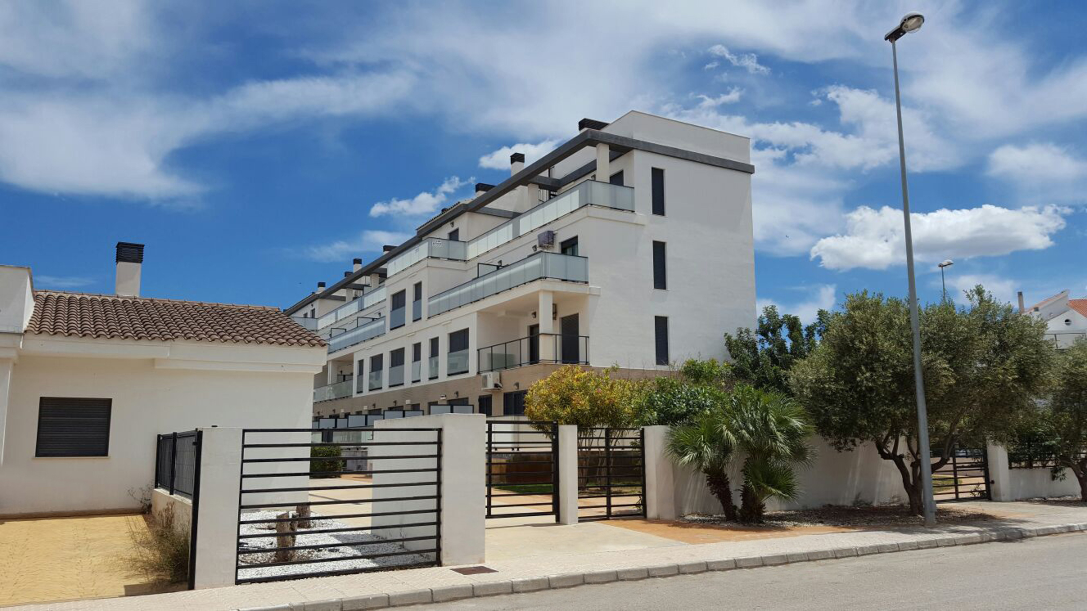 LiggingDit appartementencomplex bevindt zich in Oliva. HotelfaciliteitenDit complex beschikt over een lift en een receptie. Service zoals een bagagedepot en een kluis draagt bij tot een comfortabel verblijf. Via Wi-Fi hebben de gasten toegang tot het internet (kosteloos). In de supermarkt zijn producten voor het dagelijks gebruik verkrijgbaar. Op het terrein van het verblijf bevinden zich een mooie tuin en een fraaie speelplaats. Tot de overige voorzieningen van het complex behoort een krantenkiosk. De gasten die met de auto komen