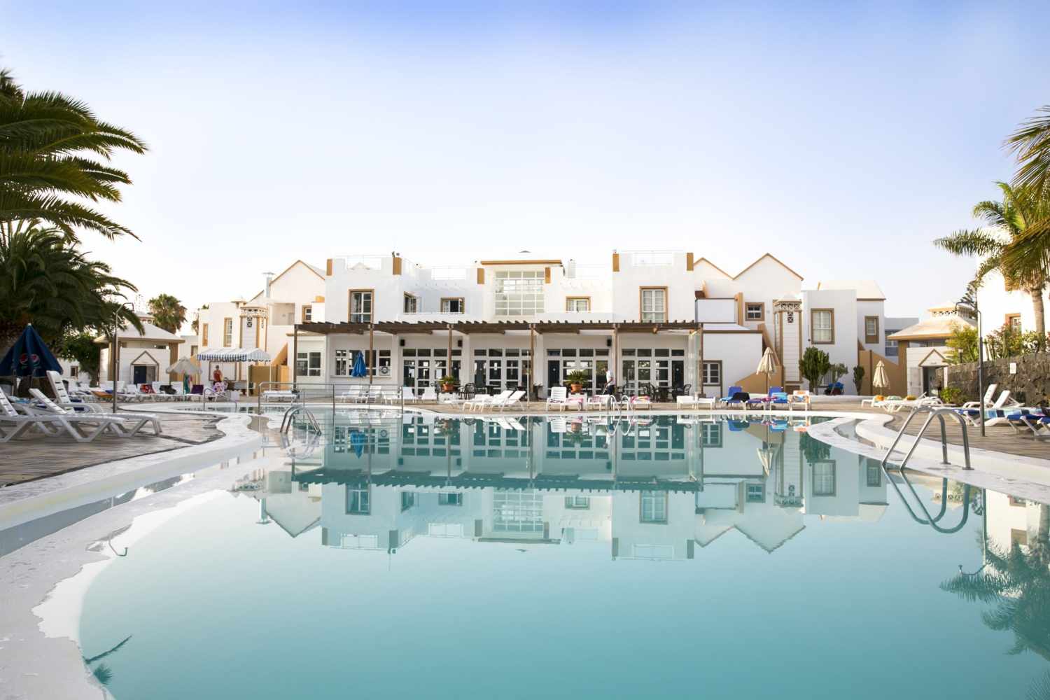 LiggingApartamentos LIVVO Morromar ligt op slechts een paar minuten lopen van het zandstrand Playa de Matagorda - je bereikt het strand in ongeveer vijf à tien minuten wandelen. Rond het complex vind je een winkelcentrum