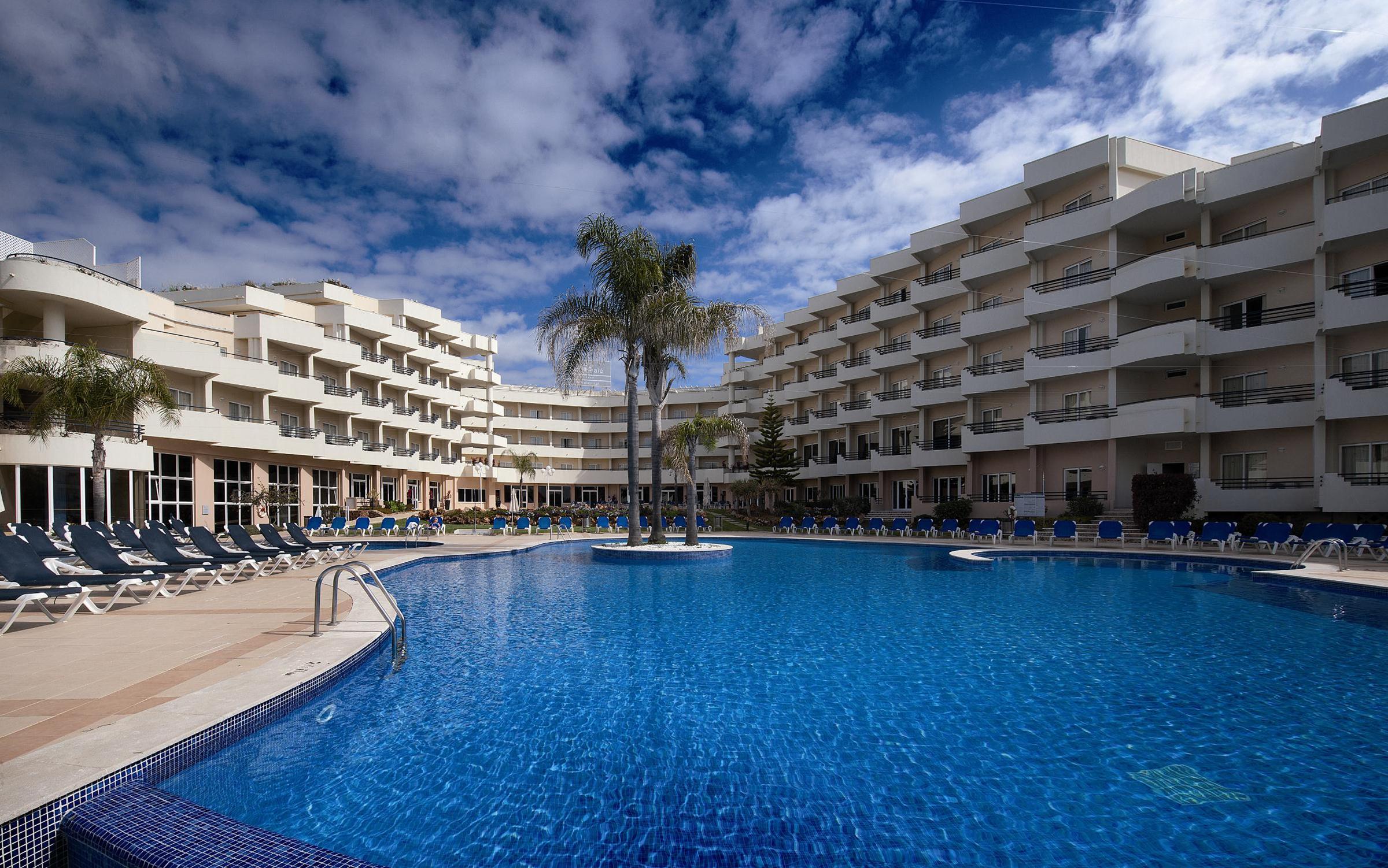 LiggingHet attractieve strandhotel ligt in het toeristische plaatsje Armação de Pêra en bevindt zich slechts 250 meter van het strand vandaan. Op maximaal 1 km afstand bevinden zich winkelzones met winkels