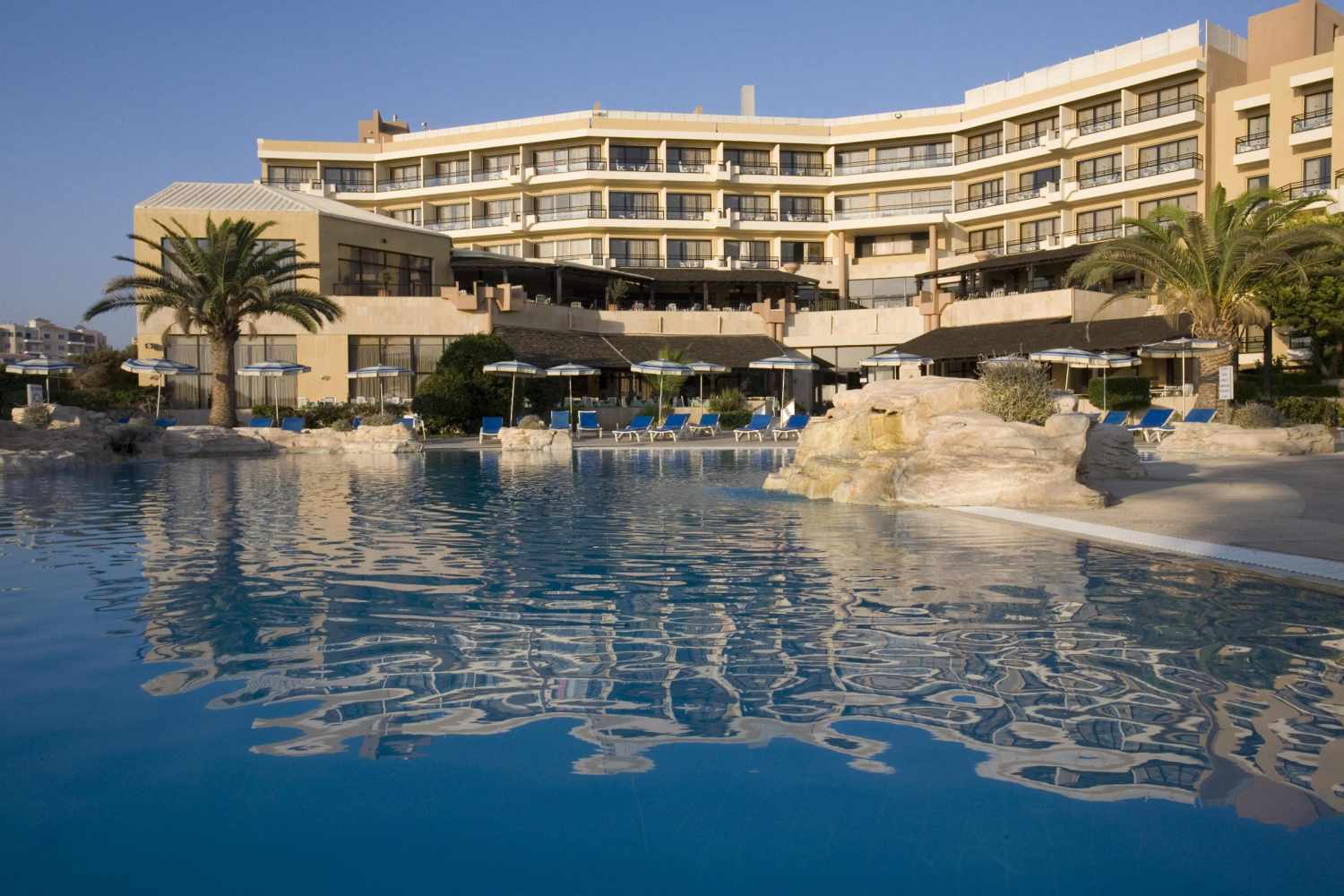LiggingHet hotel heeft een rustige ligging direct aan het strand. Het bevindt zich in de buurt van de beroemde koningsgraven aan de westkust van Cyprus. In de nabije omgeving van het hotel vindt u diverse mogelijkheden om te winkelen en om te ontspannen. De stad Paphos met zijn schilderachtige vissershaven ligt ongeveer 3 km verderop. Overdag kunnen de bezoekers met een lijnbus naar Kato Paphos en naar de koraalbaai. In de buurt bevinden zich bovendien verschillende historische bezienswaardigheden