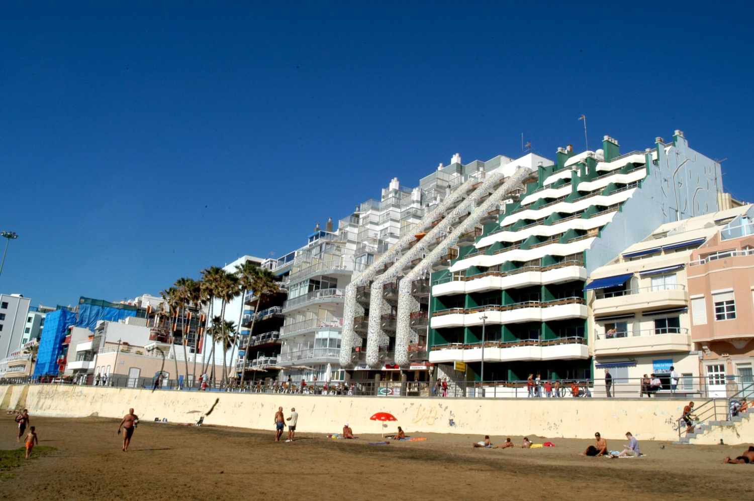 LiggingApartamentos Colón Playa ligt pal aan het beroemde Las Canteras-strand in Las Palmas de Gran Canaria