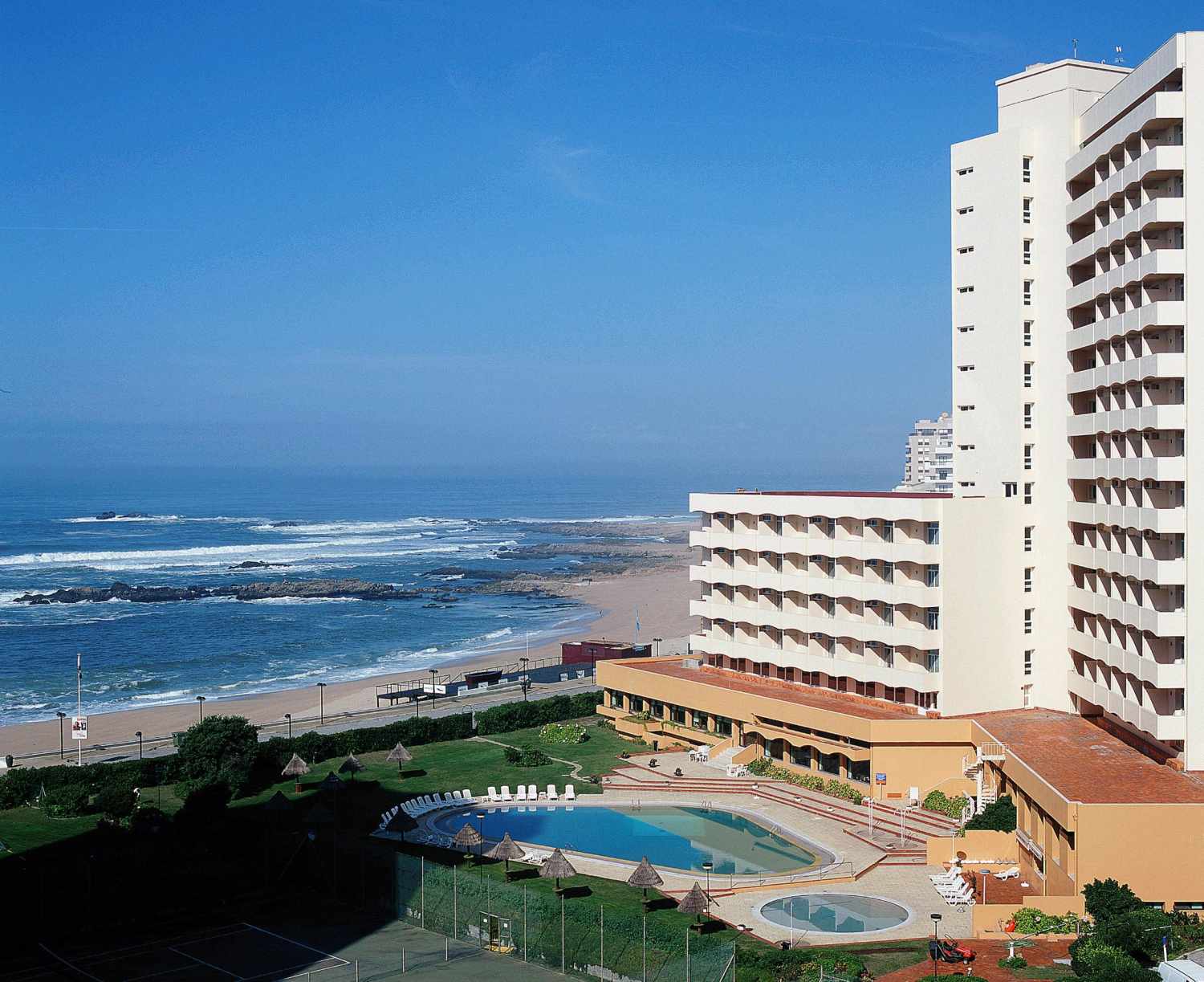 LiggingDit hotel wordt slechts door een kustweg van het strand gescheiden. Het bevindt zich aan de Costa Verde aan de Atlantische Oceaan in het noorden van Portugal. De binnenstad van Oporto is vanuit het hotel binnen ongeveer 25 minuten met de auto te bereiken. Naar de luchthaven van Oporto is het ongeveer 25 kilometer. De dichtstbijzijnde halte van het openbaar vervoer is ongeveer 200 meter van het hotel verwijderd. HotelfaciliteitenGraag heet het verblijf de gasten in een hotel met 12 verdiepingen met 4 liften en 440 niet-rokerskamers welkom. De receptie is 24 uur per dag geopend. Een garderobe