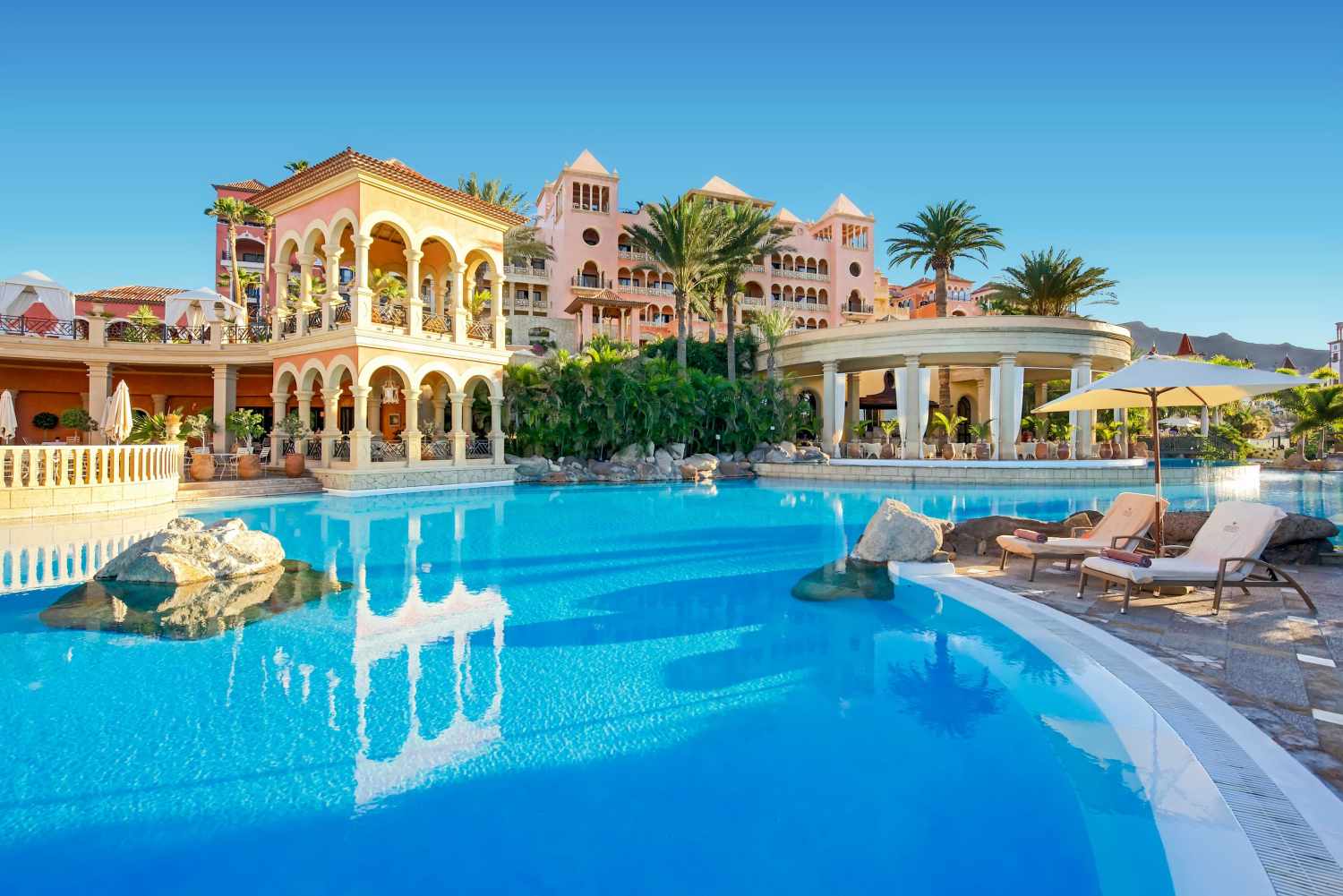 Adults Only (16+)LiggingJOIA El Mirador by Iberostar ligt direct aan de wandelboulevard van Costa Adeje