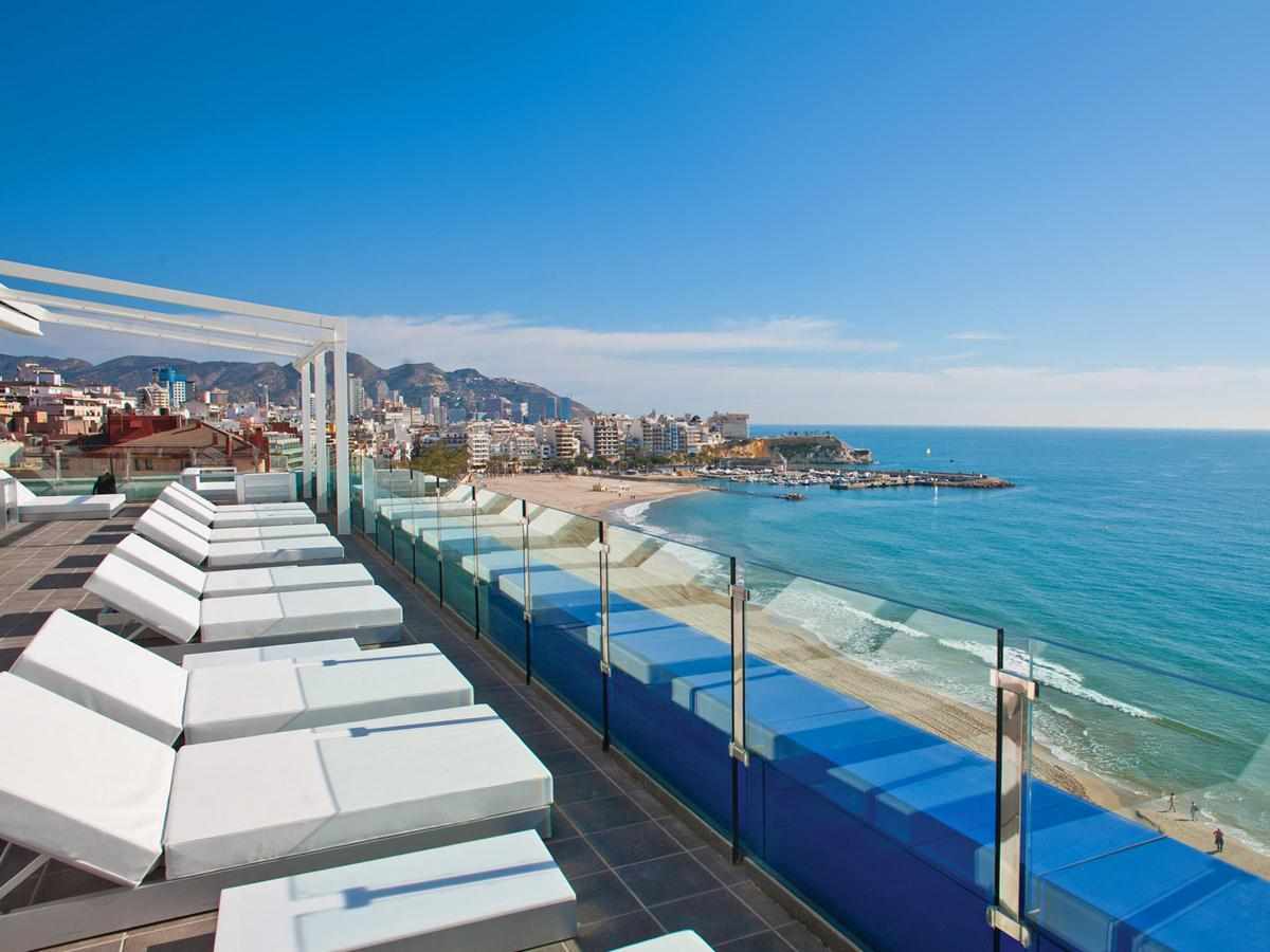 LiggingHotel Villa del Mar bevindt zich direct aan het strand van Poniente